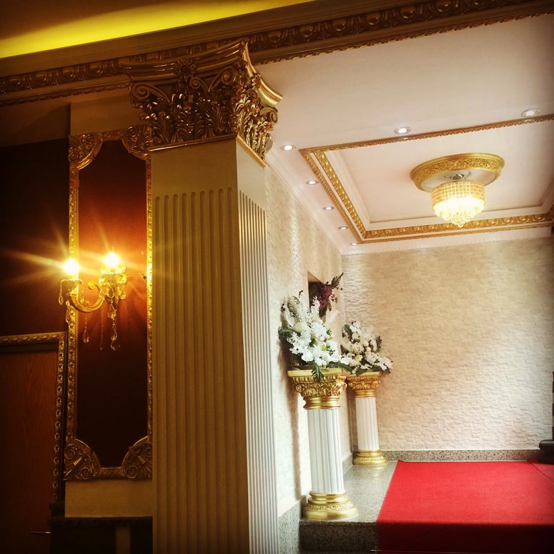 Düğün salonu girişinde altın varaklı poliüretan pilaster sütunlar, kartonpiyer ve kısa Roma sütunu modelleri.