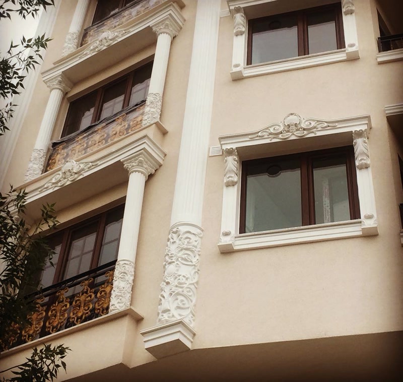 Otel dış cephesinde kullanılan kabartmalı poliüretan dikey sütunlar, dekoratif pencere taçları ve söve modelleri.