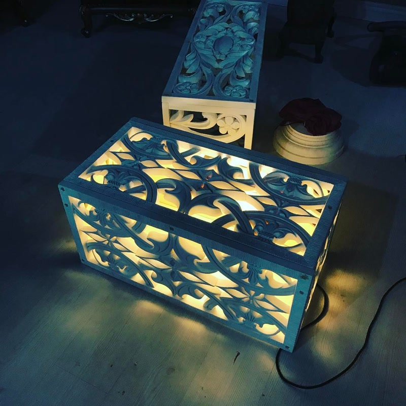 Poliüretan P8105 ve P8107 oymalı panellerle oluşturulmuş sarı LED ışıklı mavi zemin kutusu tasarımı