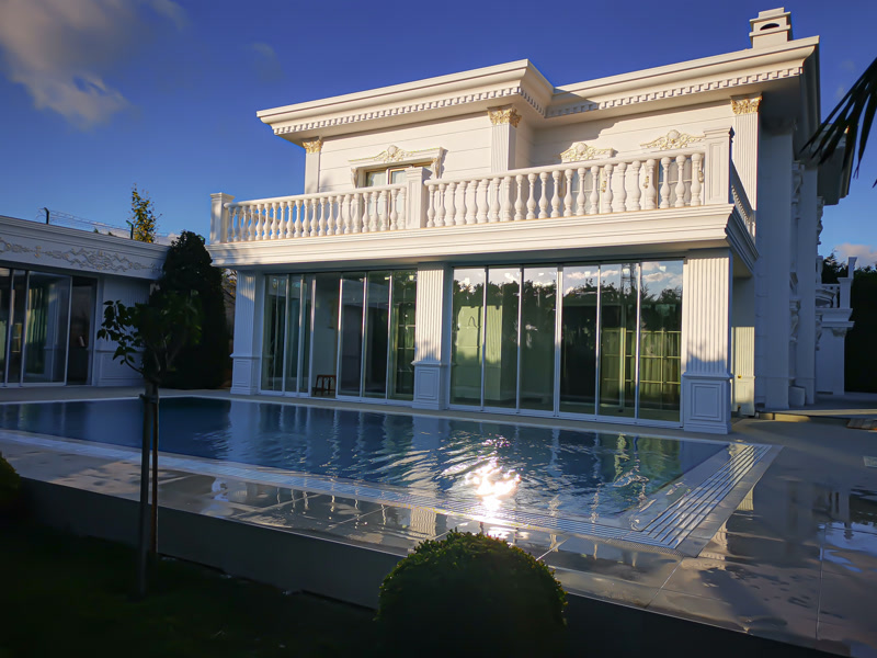 Poliüretan pilaster sütun, pencere sövesi ve balustrad korkuluk kaplamalı beyaz villa dış cephe uygulaması