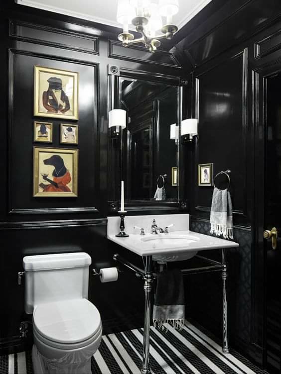 Siyah parlak duvar kaplamalı, dikey poliüretan çıta panelleri ve lavabo ayakları olan modern banyo iç mekanı.