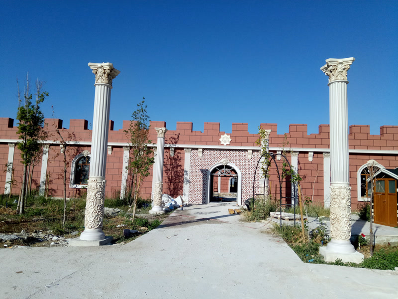 Ticari bina dış cephesinde poliüretan sütun, söve, kemer ve kiremit rengi panel kaplama uygulaması.