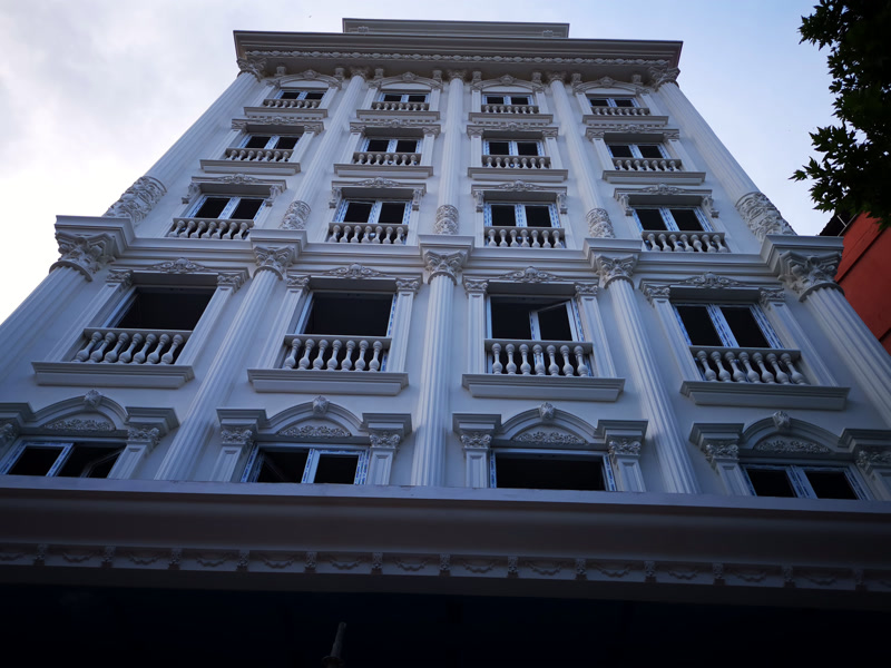 Poliüretan söve, pilaster sütun ve kemer elemanlarıyla giydirilmiş çok katlı otel dış cephe tasarımı.