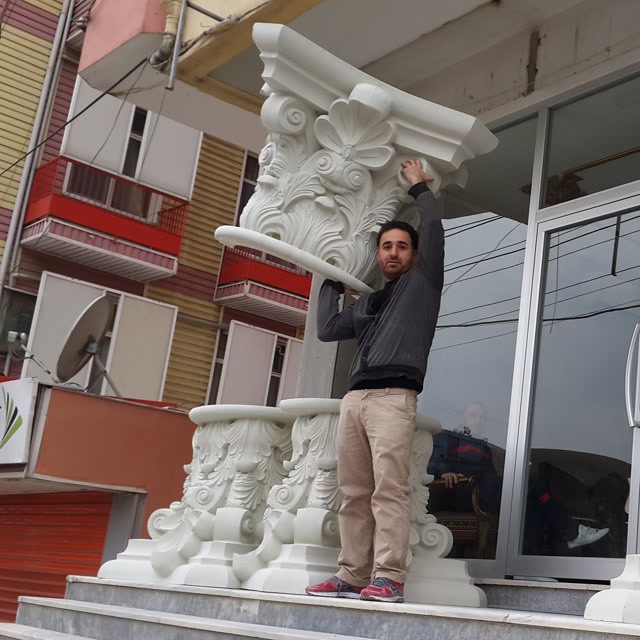 Çayırova villa dış cephe projesinde hafif poliüretan P5280 sütun başlığı taşıyan usta ve alt kaideler.