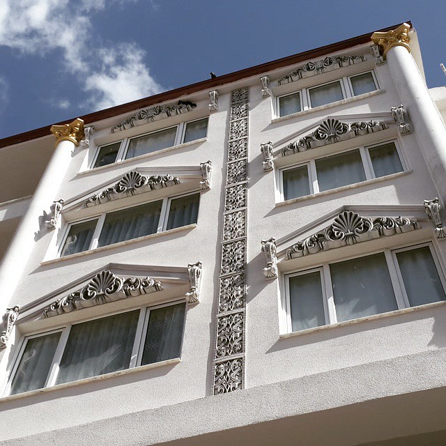 Otel dış cephesinde poliüretan P2838 taç, P8105 dikey söve paneli ve P9950 payanda uygulaması detaylı görünümü.