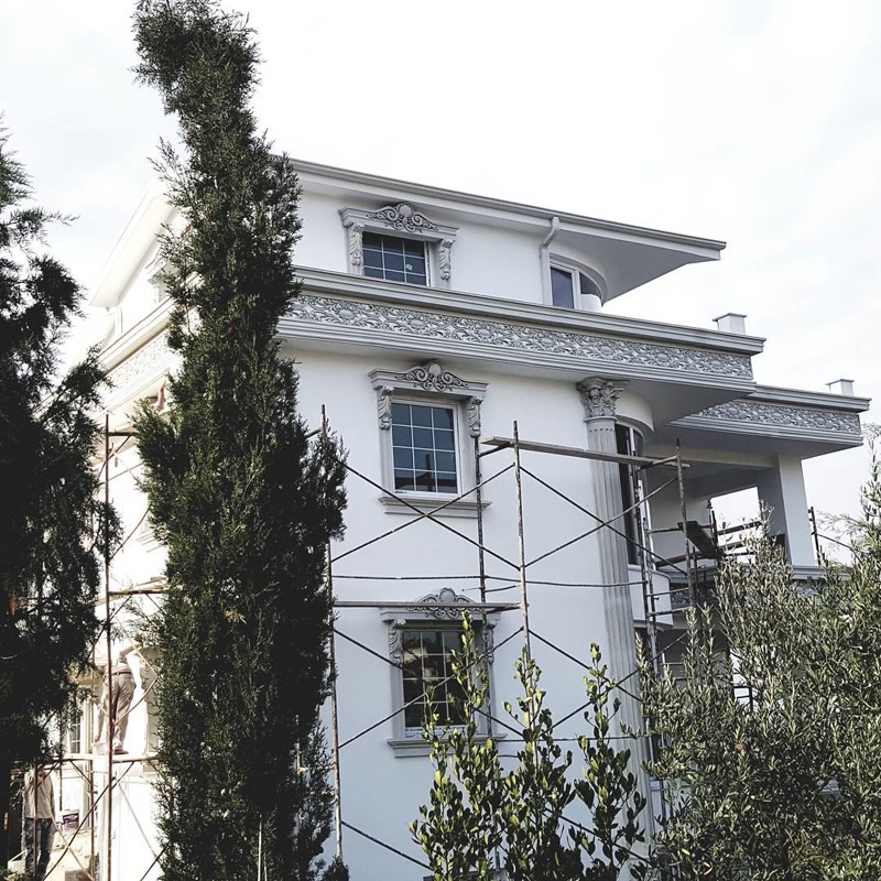 İskele kurulumu yapılmış villa dış cephesinde poliüretan söve, sütun ve motifli friz panel uygulaması.