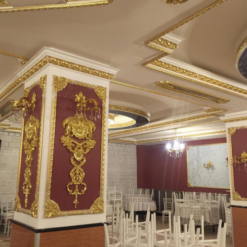 Poliüretan Düğün Salonu İç Tasarımı: Klasik Stilde Dekorasyon Önerileri ve Modelleri <p>

    <article>
        <h1>Poliüretan Düğün Salonu İç Dizayn: Klasik Düğün Salonu Dekorasyon Modelleri</h1>
        <p>Düğün salonları, özel günlerin kutlandığı, unutulmaz anların yaşandığı yerlerdir. Bu mekanların dekorasyonu, düğünün genel atmosferini ve stilini büyük ölçüde etkiler. Son yıllarda, <strong>poliüretan malzemeler kullanılarak yapılan iç dizaynlar</strong>, klasik düğün salonu dekorasyon modelleri arasında popülerlik kazanmıştır.</p>
        <h2>Poliüretan Nedir?</h2>
        <p>Poliüretan, dayanıklılığı ve esnekliği ile bilinen bir tür plastik malzemedir. Hafif olmasının yanı sıra, kolay şekillendirilebilir olması ve suya karşı dirençli olması, iç mekan dekorasyonunda sıkça tercih edilmesinin sebeplerindendir. Poliüretan, duvar panelleri, tavan süslemeleri ve çeşitli dekoratif objelerin üretiminde kullanılmaktadır.</p>
        <h2>Klasik Düğün Salonu Dekorasyonu Nasıl Olmalı?</h2>
        <p>Klasik bir düğün salonu dekorasyonu, zariflik ve gösterişin dengeli bir kombinasyonunu sunar. İç mekanda kullanılan renkler genellikle pastel tonlardadır. Altın, gümüş gibi metalik renklerle detaylar vurgulanır. Poliüretan malzemeler, bu tür bir dekorasyon için idealdir. Örneğin, poliüretan tavan rozetleri ve duvar panelleri, mekana asil bir hava katar.</p>
        <h2>Poliüretan Malzemelerle Düğün Salonu Dekorasyon Örnekleri</h2>
        <ul>
            <li><strong>Tavan Dekorasyonu:</strong> Poliüretan tavan rozetleri ve kornişler, salonun tavanını zenginleştirerek görsel bir derinlik sağlar.</li>
            <li><strong>Duvar Dekorasyonu:</strong> Poliüretan duvar panelleri, duvarlara estetik bir görünüm kazandırır. Klasik motifler ve desenler, duvarları süsleyebilir.</li>
            <li><strong>Sütun ve Pilasterler:</strong> Poliüretan sütunlar ve pilasterler, mekanın klasik görünümünü güçlendirir. Bu unsurlar, zarif bir atmosfer yaratmaya yardımcı olur.</li>
        </ul>
        <h2>Dekorasyon Fikirleri</h2>
        <p>Düğün salonunuzun dekorasyonunda poliüretan malzemeleri kullanırken, aşağıdaki fikirlerden ilham alabilirsiniz:</p>
        <ul>
            <li>Salonun genel temasına uygun poliüretan dekoratif unsurları seçin.</li>
            <li>Mekanın aydınlatmasını, poliüretan süslemelerle destekleyin. Özellikle tavan dekorasyonu, aydınlatma ile birleştiğinde muhteşem bir görünüm sağlar.</li>
            <li>Poliüretan malzemeleri, mekanın akustiğini iyileştirmek için de kullanabilirsiniz. Ses yalıtımı sağlayan paneller, düğün salonlarında sıkça karşılaşılan yankılanma problemini minimize eder.</li>
        </ul>
        <p>Klasik düğün salonu dekorasyonunda poliüretan malzemelerin kullanımı, hem estetik hem de pratik bir çözüm sunar. Bu malzemelerle, zarif ve unutulmaz bir düğün mekanı yaratabilirsiniz.</p>
    </article>

</p><br><hr></hr>