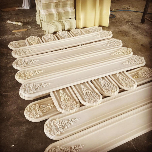 Poliüretan Dekoratif Duvar Panelleri: Eşsiz Tasarımlarla Ev Dekorasyonunu Yenileyin <p>
<h1>Poliüretan Dekoratif Duvar Panelleri: Özgün ve Çarpıcı Tasarımlar</h1>
<p>Poliüretan dekoratif duvar panelleri, iç mekan dekorasyonunda modern ve estetik bir görünüm elde etmek isteyenler için ideal bir seçenektir. Hem pratik montajı hem de sunduğu geniş tasarım çeşitliliği ile ön plana çıkan bu paneller, her türlü mekana kolaylıkla uyum sağlayabilir.</p>
<h2>ÜRÜN KLASİK KLASİK VİLLA Dekorasyon Modelleri</h2>
<p>Klasik ve zarif bir dokunuş arayanlar için ÜRÜN KLASİK ve KLASİK VİLLA dekorasyon modelleri, poliüretan panellerin sunduğu en gözde seçenekler arasındadır. Bu modeller, geleneksel ve modern unsurları harmanlayarak mekanlara özgün bir hava katmaktadır.</p>
<h3>Tasarım ve Örnekleri</h3>
<p>Poliüretan duvar panelleri, taş, tuğla, ahşap gibi doğal malzeme görünümlerinden geometrik ve soyut desenlere kadar geniş bir yelpazede tasarım seçenekleri sunar. Bu çeşitlilik, her zevke ve dekorasyon tarzına uygun seçenekler bulmayı mümkün kılar.</p>
<h3>Dekorasyon Fikirleri</h3>
<p>Salonlardan yatak odalarına, mutfaklardan banyolara kadar evin her köşesi için poliüretan duvar panelleri kullanılabilir. Örneğin, bir duvarı vurgulamak için farklı bir desen kullanabilir veya mekanın genel atmosferini değiştirecek bir renk seçebilirsiniz. Ayrıca, ısı ve ses yalıtımı gibi pratik faydaları sayesinde de tercih edilmektedir.</p>
<p>Poliüretan dekoratif duvar panelleri ile ilgili daha fazla bilgi ve örnek tasarımlar için websitemizi ziyaret edebilirsiniz.</p>
</p><br><hr></hr>