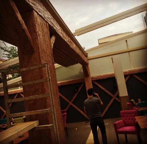 Poliüretan Rustik Dekorasyon Fikirleri: İç Mekanlar İçin Klasik ve Modern İşyeri Tasarımları <p>
<article>
<h1>Poliüretan Rustik Dekorasyon Stili ve Tasarım İpuçları</h1>
<p>Rustik dekorasyon stili, doğallığı, sadeliği ve tarihi bir dokunuşu mekanlara taşıyan bir tasarım anlayışıdır. Özellikle poliüretan malzemenin kullanımı ile rustik stil, modern ve klasik unsurları bir arada sunarak iç mekanlarda sıcak ve davetkar bir atmosfer yaratır. İşte poliüretan rustik dekorasyon stili için bazı tasarım ipuçları:</p>
<h2>Doğal Malzemelerle Zenginleştirme</h2>
<p>Doğal taş, ahşap ve poliüretan kombinasyonu, rustik dekorasyonun temel taşlarındandır. Poliüretan, ahşap ve taş görünümlü panellerle kolaylıkla işlenebilir ve gerçekçi bir dokunuş sunar.</p>
<h2>Eski ile Yeni Arasında Köprü Kurma</h2>
<p>Rustik dekorasyon, eski ve yeni unsurları ustalıkla bir araya getirir. Poliüretan malzeme, eski dünya tarzı dekoratif öğeleri modern tekniklerle üreterek bu köprüyü kolayca kurmanıza olanak tanır.</p>
<h2>Isı ve Konforun Ön Plana Çıkarılması</h2>
<p>Yumuşak aydınlatma, bolca kullanılan kumaşlar ve rahat mobilyalar ile rustik dekorasyon, mekanlara sıcaklık ve konfor katar. Poliüretan dekoratif paneller, ışığı yansıtarak mekana daha sıcak bir hava katabilir.</p>
<h2>Rustik Klasik İşyeri Dekorasyonu</h2>
<p>İşyerlerinde rustik dekorasyon, müşterilere ve çalışanlara sıcak bir karşılama sunar. Poliüretan paneller, kolay uygulanabilir ve uzun ömürlü olmaları sayesinde işyerlerinde ideal bir seçenektir.</p>
<h2>Tasarım ve Dekorasyon Modelleri</h2>
<p>Rustik tarz, çeşitli dekorasyon modelleriyle uygulanabilir. Poliüretan rustik paneller, duvar ve tavan kaplamalarında, saçak detaylarında ve hatta mobilya üretiminde kullanılabilir. Özgün tasarımlarla, her mekan kendi hikayesini anlatabilir.</p>
<h2>Dekorasyon Fikirleri</h2>
<p>Poliüretan malzemelerle, rustik stilin sıcaklığını ve doğallığını mekanlarınıza taşımak için yaratıcı fikirler üretebilirsiniz. Duvarlarda kullanılan poliüretan panellerle eski bir şato duvarı hissi verebilir veya tavanlarda ahşap kiriş görünümü yaratarak rustik atmosferi güçlendirebilirsiniz.</p>
</article>
</p><br><hr></hr>