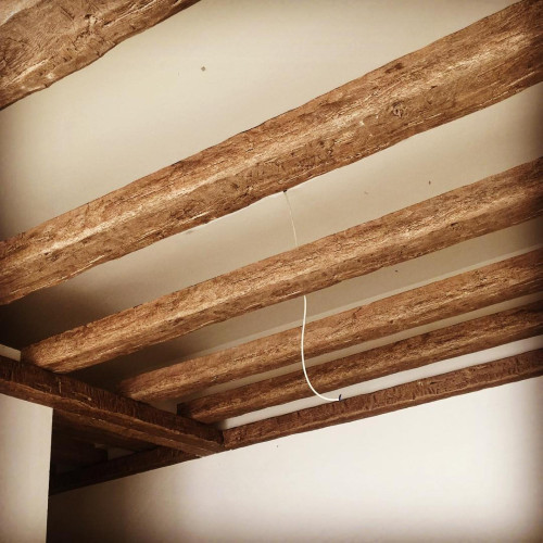 Poliüretan Rustik Ev Dekorasyonu: Modern ve Klasik Misafir Odası Tasarımları ve Fikirleri <p>
<h1>Poliüretan Modern Rustik Evler Dekorasyon Fikirleri</h1>
<h2>İç Rustik Klasik Misafir Odası Dekorasyon Modelleri</h2>
<p>Poliüretan malzemesi, modern ve rustik ev dekorasyonunda popüler bir seçenek haline gelmiştir. Hem dayanıklı hem de estetik açıdan zengin bir görünüm sunan poliüretan, iç mekanlarda rustik ve klasik bir hava yaratmanın yanı sıra modern dokunuşlarla da harmanlanabilir. İşte, misafir odası başta olmak üzere evinizin farklı bölümleri için bazı dekorasyon fikirleri:</p>
<h3>Rustik Klasik Misafir Odası İçin Dekorasyon Fikirleri</h3>
<ul>
<li><strong>Duvarlar:</strong> Poliüretan duvar panelleri, taş veya ahşap görünümlü seçenekleriyle rustik bir atmosfer yaratır. Duvarlarınızda sıcak bir dokunuş için bu panelleri tercih edebilirsiniz.</li>
<li><strong>Mobilya:</strong> Klasik ahşap mobilyaları modern çizgilerle birleştirerek misafir odanızda dengeli bir rustik-modern karışımı elde edebilirsiniz. Poliüretan kaplama mobilyalar da dayanıklılık ve estetik açıdan iyi bir seçenektir.</li>
<li><strong>Aydınlatma:</strong> Demir veya bronz gibi metallerden yapılmış, klasik tasarımlı aydınlatma elemanları ile odanızın rustik atmosferini güçlendirebilirsiniz. Modern ve minimalist tasarımlı aydınlatmalarla da kontrast bir görünüm yaratabilirsiniz.</li>
<li><strong>Aksesuarlar:</strong> Rustik ve klasik aksesuarlar, odanızı kişiselleştirmenin ve sıcak bir atmosfer yaratmanın anahtarıdır. Antika görünümlü saatler, mumlar, metal vazo ve tablolar ile dekorasyonunuzu tamamlayabilirsiniz.</li>
</ul>
<p>Bu fikirler, poliüretanın modern ve rustik dekorasyon elementleriyle nasıl harmanlanabileceğini göstermektedir. Misafir odanızda sıcak ve davetkar bir atmosfer yaratmak için bu önerilerden yararlanabilirsiniz.</p>
</p><br><hr></hr>