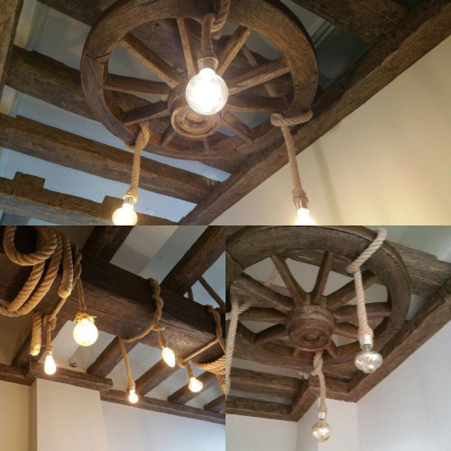 Poliüretan Kullanılarak Yapılan Rustik Ev Dekorasyonu: Klasik ve Modern Tasarımlar ile İç Dekorasyon Fikirleri <p>
<article>
<header>
<h1>Poliüretan İle Rustik Dekorasyon Fikirleri</h1>
</header>
<section>
<p>Yeni evlerde rustik dekorasyon, sıcak ve samimi bir atmosfer yaratmanın yanı sıra, evinize zamansız bir şıklık katmanın da en etkili yollarından biridir. Poliüretan malzemesi, rustik dekorasyonun vazgeçilmez elemanlarından biri haline gelmiştir. Hem dayanıklı hem de estetik açıdan zengin olan poliüretan, evinizde rustik bir hava yaratmak için ideal bir seçenektir.</p>
</section>
<section>
<h2>Rustik Klasik Genel Dekorasyon Modelleri</h2>
<p>Rustik dekorasyon modelleri arasında, poliüretan kullanılarak yapılan kirişler, sütunlar ve süslemeler öne çıkar. Bu unsurlar, evinizin iç mekanına doğal bir dokunuş katarken, aynı zamanda modern ve klasik unsurları harmanlama imkanı sunar.</p>
</section>
<section>
<h2>Tasarım ve Örnekler</h2>
<p>Poliüretan ile tasarlanan rustik dekorasyon örneklerinde, genellikle doğal taş ve ahşap görünümlü ürünler tercih edilir. Bu malzemeler, ışıklandırma ve mobilya seçimiyle birleştirildiğinde, evinizin rustik ama aynı zamanda modern bir atmosfere sahip olmasını sağlar.</p>
</section>
<section>
<h2>Dekorasyon Fikirleri</h2>
<p>Poliüretan paneller, duvar kaplamaları veya tavan dekorasyonlarında kullanılabilir. Ayrıca, poliüretan malzemesi ile üretilen şömine çevreleri, evinizin odak noktası haline gelebilir. Rustik dekorasyonunuzda, farklı dokuları ve malzemeleri bir araya getirerek, evinizin her köşesine özgün bir hava katabilirsiniz.</p>
</section>
<footer>
<p>Rustik dekorasyon, evinize sıcaklık ve karakter katmanın yanı sıra, konfor ve şıklığı bir arada sunar. Poliüretan malzemesi kullanarak, rustik dekorasyonunuzda modern ve estetik bir dokunuş ekleyebilir, evinizin değerini artırabilirsiniz.</p>
</footer>
</article>
</p><br><hr></hr>