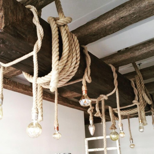 Poliüretan Rustik Kiriş ve Ev Dekorasyon Fikirleri: İç Mekan için Klasik Rustik Tasarımlar ve Modeller <p>
<h1>Poliüretan Rustik Ev Dekorasyonu ve Rustik Kiriş Ürünleri</h1>
<p>Rustik ev dekorasyonu, doğal ve sıcak bir atmosfer yaratmanın mükemmel bir yoludur. Poliüretan rustik ev dekorasyonu ve rustik kiriş ürünleri, bu tarzın benzersiz dokunuşunu evinize getirmek için ideal malzemelerdir. Poliüretan, ahşap görünümünü mükemmel bir şekilde taklit ederken, aynı zamanda dayanıklılık ve kolay bakım avantajları sunar. Bu yazıda, poliüretan rustik ev dekorasyonu ve rustik kiriş ürünleri hakkında fikirler ve tasarım örneklerini inceleyeceğiz.</p>
<h2>İç Rustik Klasik Genel Dekorasyon Modelleri</h2>
<p>İç mekanlarınızda rustik bir hava yaratmak için poliüretan rustik kirişler, duvar panelleri, sütun kaplamaları ve diğer dekoratif ürünler kullanabilirsiniz. Bu ürünler, eski dünya cazibesini modern yaşam alanlarınıza taşırken, aynı zamanda modern teknolojinin sunduğu avantajlardan da faydalanmanızı sağlar.</p>
<h3>Rustik Kiriş Ürünleri</h3>
<p>Poliüretan rustik kirişler, gerçek ahşabın sıcaklığını ve dokusunu taklit eder, ancak ağır olmayan, montajı kolay ve bakımı daha basit malzemelerdir. Tavanlarınıza karakter ve derinlik katmanın yanı sıra, odanın genel tasarımına doğal bir element eklerler.</p>
<h3>Dekorasyon Fikirleri</h3>
<p>Rustik dekorasyon fikirleri arasında, poliüretan ürünlerle zenginleştirilmiş yaşam alanları yaratmak bulunmaktadır. Örneğin, bir oturma odasında rustik kirişler ve taş duvar panelleri kombinasyonu, doğal bir ortam yaratırken, aynı zamanda modern konforun da keyfini çıkarmanızı sağlar.</p>
<h3>Tasarım ve Örnekler</h3>
<p>Rustik tasarım örnekleri, poliüretan malzemelerin nasıl kullanılabileceğini gösterir. Bu malzemelerle, her türlü iç mekana uyum sağlayabilecek, eski ve yeni unsurların birleşiminden oluşan bir dekorasyon yaratabilirsiniz. Mutfaklardan banyolara, oturma odalarından yatak odalarına kadar her alanda rustik dokunuşlar ekleyebilirsiniz.</p>
<p>Rustik ev dekorasyonu, doğallık ve samimiyet arayanlar için ideal bir seçenektir. Poliüretan rustik kirişler ve diğer dekoratif ürünlerle, bu tarzı kolayca evinize taşıyabilir ve uzun yıllar boyunca keyfini sürebilirsiniz.</p>
</p><br><hr></hr>