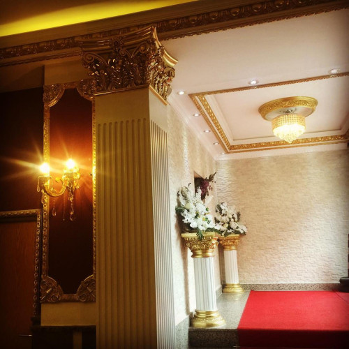 Poliüretan Kullanılarak Yapılan Klasik Düğün Salonu İç Dekorasyonu ve Tasarım Fikirleri <p>
<h1>Poliüretan Düğün Salonu İç Tasarım Dekorları</h1>
<p>Düğün salonları, özel günlerin unutulmaz anlarını taçlandıran mekanlardır. Bu mekanların dekorasyonu, davetlilerin ve ev sahiplerinin rahatı düşünülerek, göz alıcı bir şekilde tasarlanmalıdır. Poliüretan malzeme, iç mekan tasarımlarında estetik ve pratik bir çözüm sunar. Klasik düğün salonu dekorasyon modelleri, poliüretanın sunduğu geniş imkanlarla daha da zenginleştirilebilir.</p>
<h2>Poliüretan Nedir?</h2>
<p>Poliüretan, dayanıklılığı ve esnekliği ile bilinen, geniş bir kullanım alanına sahip bir tür plastiktir. Su bazlı boyalarla kolayca renklendirilebilir ve çeşitli şekillere sokulabilir. Bu özellikleri, düğün salonu dekorasyonunda yenilikçi tasarımlar yapılabilmesini sağlar.</p>
<h2>Klasik Düğün Salonu Dekorasyon Özellikleri</h2>
<p>Klasik düğün salonları, zarif detaylar ve süslü tasarımlarla karakterize edilir. Avizeler, büyük aynalar, şamdanlar ve duvar panelleri gibi unsurlar, bu tarzın vazgeçilmezleri arasındadır. Poliüretan malzeme, bu tür dekoratif unsurların üretiminde ideal bir seçenektir; zira kolay şekillendirilebilir ve ağırlık yapmaz.</p>
<h2>Poliüretan Düğün Salonu Dekorasyon Fikirleri</h2>
<ul>
<li><strong>Poliüretan Duvar Panelleri:</strong> Duvarları süsleyen poliüretan paneller, klasik bir atmosfer yaratır. Özelleştirilebilir motiflerle salonunuzun temasına uygun bir hava katabilirsiniz.</li>
<li><strong>Poliüretan Sütunlar:</strong> Antik çağlardan ilham alan sütunlar, mekana asalet katar. Hafif poliüretan malzemesi, bu görünümü pratik bir şekilde sağlar.</li>
<li><strong>Poliüretan Tavan Dekorasyonu:</strong> Tavan dekorasyonu, klasik düğün salonu tasarımının önemli bir parçasıdır. Poliüretan süslemeler ve rozetler, bu alanda zarif bir görünüm sunar.</li>
<li><strong>Poliüretan Mobilyalar:</strong> Oymalı poliüretan mobilyalar, klasik ve zarif bir görünüm sağlarken, aynı zamanda dayanıklı ve hafif oluşuyla tercih edilir.</li>
</ul>
<h2>Sonuç</h2>
<p>Poliüretan, düğün salonu dekorasyonunda yenilikçi ve pratik çözümler sunan bir malzemedir. Klasik düğün salonu tasarımı, poliüretanın sunduğu geniş imkanlar sayesinde daha da göz alıcı hale getirilebilir. Bu malzeme ile klasik ve zarif bir atmosfer yaratmak mümkündür.</p>
</p><br><hr></hr>