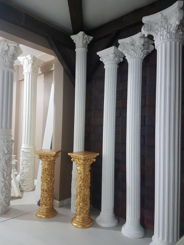 Poliüretan Sütun ve Kolon Tasarımları: İç Dekorasyonda Klasik ve Genel Modeller - Dekorasyon Fikirleri ve Tasarım Örnekleri <p>
<article>
<h1>Poliüretan Sütun ve Kolonlar: Klasik Dekorasyon Modelleri</h1>
<section>
<h2>Poliüretan Nedir?</h2>
<p>Poliüretan, yüksek performanslı bir polimer malzemedir. Hafifliği, dayanıklılığı ve esnek yapısı ile ön plana çıkar. Özellikle dekoratif amaçlar için ideal bir seçenektir. İç ve dış mekanlarda kullanıma uygun olan poliüretan, sütun ve kolon gibi mimari elemanların üretiminde sıklıkla tercih edilir.</p>
</section>
<section>
<h2>Poliüretan Sütun ve Kolonların Avantajları</h2>
<ul>
<li><strong>Hafiflik:</strong> Gerçek taş veya beton gibi malzemelere göre çok daha hafiftir, bu da montajını kolaylaştırır.</li>
<li><strong>Dayanıklılık:</strong> Su, nem ve diğer çevresel faktörlere karşı oldukça dayanıklıdır.</li>
<li><strong>Esneklik:</strong> Çeşitli şekil ve boyutlarda üretilebilir, kişiye özel tasarımlar mümkündür.</li>
<li><strong>Kolay Uygulanabilirlik:</strong> Kesme, şekillendirme ve boyama gibi işlemlerle kolayca kişiselleştirilebilir.</li>
</ul>
</section>
<section>
<h2>Klasik Dekorasyon Modelleri</h2>
<p>Klasik dekorasyon tarzı, zarafet ve gösterişin birleşimiyle karakterize edilir. Poliüretan sütun ve kolonlar, bu tarzda dekorasyon yapmayı düşünenler için çeşitlilik ve estetik sunar. Roma, Yunan ve Osmanlı mimarisinden ilham alınarak tasarlanan modeller, mekanlara asil bir hava katar.</p>
<h3>Sütun Modelleri</h3>
<p>Poliüretan sütunlar, iç ve dış mekanlarda kullanılmak üzere farklı modellerde üretilir. Yuvarlak, kare, sarmal gibi çeşitli şekillerde ve yivli, düz, kabartmalı gibi farklı yüzey işlemeleriyle sunulur.</p>
</section>
<section>
<h2>Dekorasyon Fikirleri</h2>
<p>İç mekanlarda, poliüretan sütunlar salon, antre veya koridorlarda zarif bir geçiş elemanı olarak kullanılabilir. Dış mekanlarda ise bahçe, teras veya giriş kısımlarında dekoratif bir öğe olarak tercih edilebilir. Ayrıca, aydınlatma elemanlarıyla kombinlenerek etkileyici bir atmosfer yaratmak mümkündür.</p>
</section>
</article>
</p><br><hr></hr>