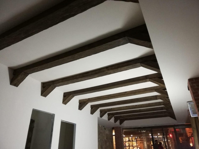 Poliüretan Rustik Dekorasyon: İç Mekanlar İçin Klasik ve Şık Tasarımlar - Koridor ve Hol Süsleme Fikirleri <p>
<h1>Poliüretan Rustik Mertek Dekorasyonu</h1>
<p>Poliüretan rustik mertek dekorasyonu, iç mekanlarınızda klasik ve estetik bir hava yaratmak isteyenler için mükemmel bir seçenektir. Bu dekorasyon tarzı, özellikle hol ve koridorlarınızda zamanın ötesinde bir görünüm elde etmenizi sağlar. Poliüretan malzemesi, hem dayanıklı hem de kolay şekillendirilebilir özellikleriyle ön plana çıkar, bu sayede rustik ve klasik tasarımlarınızı gerçeğe dönüştürmenize olanak tanır.</p>
<h2>Dekorasyon Modelleri ve Tasarım Örnekleri</h2>
<p>Poliüretan rustik mertek dekorasyonunda kullanılabilecek çeşitli modeller ve tasarım örnekleri bulunmaktadır. Bu modeller genellikle doğal taş ya da ahşap görünümlü olup, mekanınıza sıcak ve davetkar bir atmosfer katar. Ayrıca, poliüretanın esnek yapısı sayesinde, klasik motifler ve süslemelerle zenginleştirilmiş tasarımlar da mümkündür.</p>
<h2>Dekorasyon Fikirleri</h2>
<p>Koridor veya holünüzü dekore ederken, poliüretan rustik merteklerle zengin bir görünüm elde edebilirsiniz. Duvarlarınıza entegre edeceğiniz rustik mertekler, mekana derinlik ve karakter katar. Ayrıca, aydınlatma ile kombinleyerek, gölgeler ve ışık oyunlarıyla mekanınızı daha ilgi çekici hale getirebilirsiniz.</p>
<h2>Uygulama ve Montaj</h2>
<p>Poliüretan rustik merteklerin montajı oldukça basittir. Hafif olmaları nedeniyle, duvarlara kolayca monte edilebilirler ve özel alet gerektirmez. Ancak, daha estetik bir görünüm için, profesyonel bir uygulama önerilir. Montaj sırasında, merteklerin mekana tam olarak uyum sağlaması için ölçülerin doğru alınması önemlidir.</p>
<h2>Sonuç</h2>
<p>Poliüretan rustik mertek dekorasyonu, her türlü iç mekanı zenginleştiren, klasik ve estetik bir görünüm sunar. Hem dayanıklı hem de esnek yapısıyla, benzersiz ve özgün tasarımlar yaratmanıza olanak tanır. Hol ve koridorlarınızda fark yaratmak istiyorsanız, poliüretan rustik merteklerle dekorasyonu tercih edebilirsiniz.</p>
</p><br><hr></hr>