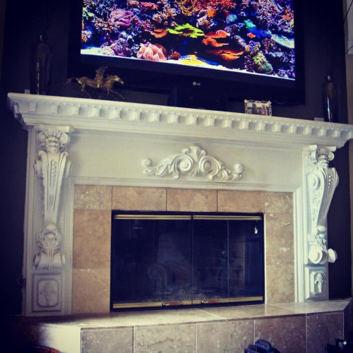 Poliüretan Şömine Modelleri: Evinize Sıcaklık ve Şıklık Katın - İç Dekorasyon Fikirleri ve Tasarımları <p>
<article>
<h1>Poliüretan Şömine ile Evinize Sıcaklık ve Cazibe Katın</h1>
<p>Evinizin dekorasyonuna yeni bir boyut kazandırmak ve sıcak bir atmosfer yaratmak istiyorsanız, poliüretan yapay şömine modelleri mükemmel bir seçenek olabilir. Hem dayanıklı hem de estetik açıdan göz alıcı olan poliüretan şömineler, her türlü iç mekan tasarımı ile uyum sağlayabilir. İç klasikten modern dekore kadar geniş bir yelpazede, evinize uygun şık tasarımları ve dekorasyon fikirlerini keşfedin.</p>
<h2>Neden Poliüretan Şömine?</h2>
<p>Poliüretan malzemesi, gerçek taş veya tuğla gibi ağır malzemelerin taşıdığı zorlukları olmadan, benzer bir estetik ve sıcaklık sunar. Hafif, montajı kolay ve bakımı pratik olan poliüretan şömineler, uzun ömürlü kullanım vaat eder. Ayrıca, maliyet etkin bir alternatif arayanlar için ideal bir seçenektir.</p>
<h2>Modeller ve Tasarım Fikirleri</h2>
<p>Poliüretan şömineler, geniş renk ve model seçenekleri ile her zevke hitap eder. Klasik desenlerden modern çizgilere kadar, evinizin dekorasyonuna uygun bir model bulabilirsiniz. Duvara monte edilebilen versiyonlarından, odanın ortasına konumlandırılabilen serbest duruşlu modellere kadar farklı seçenekler mevcuttur. Ayrıca, özel tasarım poliüretan şömineler ile kişisel zevkinizi tam anlamıyla yansıtabilirsiniz.</p>
<h2>Dekorasyon Fikirleri</h2>
<p>Poliüretan şömine etrafında rahat bir oturma alanı oluşturarak, evinizde sıcak ve davetkar bir köşe yaratabilirsiniz. Şöminenin üzerine aile fotoğrafları, sanat eserleri veya mevsimlik dekorasyonlar yerleştirerek, mekanın atmosferini zenginleştirebilirsiniz. Ayrıca, şömineyi kitaplık veya dekoratif raf olarak kullanarak, fonksiyonellik ve estetiği bir arada sunabilirsiniz.</p>
<h2>Sonuç</h2>
<p>Poliüretan yapay şömine modelleri, evinize sıcaklık, cazibe ve şıklık katmanın yanı sıra, pratik ve maliyet etkin bir dekorasyon çözümü sunar. Geniş model ve tasarım seçenekleri ile her zevke ve ihtiyaca uygun bir seçenek bulmak mümkündür. Evinizin dekorasyonunu yenilemek veya sıcak bir atmosfer yaratmak istiyorsanız, poliüretan şömineleri değerlendirebilirsiniz.</p>
</article>
</p><br><hr></hr>