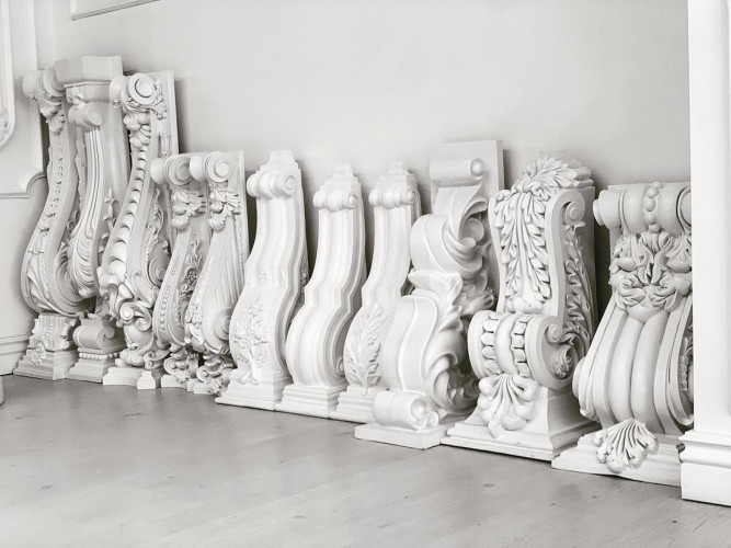 Poliüretan Destek Sistemleri: Dış Mekan Klasik Dekorasyon Fikirleri ve Tasarımları <p>
<h1>Poliüretan Payanda Modelleri ve Dekorasyon Fikirleri</h1>
<p>Dekorasyon dünyasında, estetik ve işlevsellik ön planda tutulurken, malzeme seçimi de bu iki unsuru destekleyici nitelikte olmalıdır. Bu bağlamda, poliüretan malzemesi, hem iç hem de dış mekan dekorasyon projelerinde sıkça tercih edilen bir materyal haline gelmiştir. Poliüretan, dayanıklılığı ve esnekliği ile dikkat çekerken, payanda modelleri bu malzemenin dekoratif ve fonksiyonel yönlerini ön plana çıkarır.</p>
<h2>Dış Klasik Payanda Modelleri</h2>
<p>Dış mekan dekorasyonunda, binaların estetik görünümüne katkıda bulunacak poliüretan payanda modelleri önemli bir yer tutar. Klasik tarzı benimseyen yapılar için, detaylı işçilik gerektiren, süslemeli poliüretan payandalar idealdir. Bu payandalar, yapıların tarihi dokusunu korurken, modern malzemenin getirdiği dayanıklılık avantajını da sunar.</p>
<h2>Klasik Genel Dekorasyon Modelleri</h2>
<p>Klasik dekorasyon anlayışı, zarif detaylar ve süslü tasarımlar ile karakterizedir. Poliüretan payanda modelleri, bu anlayışın vazgeçilmez öğelerinden biri olarak, iç mekanlarda da sıklıkla kullanılır. Salonlardan antrelere, geniş ve gösterişli mekanlarda poliüretan payandalar, hem destekleyici hem de dekoratif işlev görür.</p>
<h2>Dekorasyon Fikirleri</h2>
<p>Poliüretan payandaları dekorasyon projelerinde kullanırken, mekanın genel stilini ve renk paletini göz önünde bulundurmak önemlidir. Açık renkli duvarlarla koyu renkli poliüretan payandalar kontrast bir görünüm yaratabilirken, benzer tonlardaki seçimler mekana uyumlu bir estetik kazandırır. Ayrıca, LED aydınlatmalarla desteklenen poliüretan payandalar, modern ve şık bir atmosfer yaratma potansiyeline sahiptir.</p>
<p>Poliüretan payanda modelleri, dayanıklılık, esneklik ve estetik açıdan zengin seçenekler sunarak, her türlü dekorasyon projesine uyum sağlayabilir. İster dış mekan ister iç mekan olsun, klasikten moderne her tarza hitap eden bu payandalar, mekanlara değer katan önemli birer dekoratif elementtir.</p>
</p><br><hr></hr>