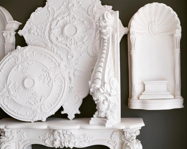 Poliüretan Dekoratif Ürünler: İç Mekanlar İçin Klasik ve Modern Tasarım Fikirleri <p>
<h1>Poliüretan Dekorasyon Ürünleri ve Tasarımları</h1>
<p>Poliüretan, iç ve dış mekan dekorasyonunda sıklıkla tercih edilen bir malzemedir. Hem dayanıklılığı hem de estetik açıdan sunduğu çeşitlilik ile dikkat çeker. İç klasik ve genel dekorasyon modellerinde sıkça kullanılan poliüretan, modern ve klasik tasarımların vazgeçilmez bir parçası haline gelmiştir.</p>
<h2>Poliüretan Dekorasyon Ürünlerinin Özellikleri</h2>
<p>Poliüretan malzemenin en önemli özelliklerinden biri, suya ve neme karşı oldukça dirençli olmasıdır. Bu özellik, özellikle banyo ve mutfak gibi nemin yüksek olduğu alanlarda poliüretan kullanımını ideal hale getirir. Ayrıca, poliüretan kolay şekillendirilebilir bir yapıya sahiptir, bu sayede çeşitli dekoratif ürünler ve süslemelerin üretimi için uygundur.</p>
<h2>Poliüretan Dekorasyon Modelleri</h2>
<ul>
<li><strong>Sütunlar ve Kaplamalar:</strong> Poliüretan, sütunlar, kaplamalar ve çerçeveler gibi mimari unsurların üretiminde kullanılır. Bu ürünler, iç mekanların daha şık ve estetik görünmesini sağlar.</li>
<li><strong>Kornişler ve Tavan Süslemeleri:</strong> Tavan dekorasyonunda kullanılan poliüretan kornişler ve rozetler, mekanlara zarif bir hava katar. Farklı desen ve modellerdeki bu ürünler, her zevke uygun seçenekler sunar.</li>
<li><strong>Duvar Panelleri:</strong> Duvar dekorasyonunda kullanılan poliüretan paneller, mekanlara modern bir görünüm kazandırır. Kolay montajı ve çeşitli tasarımları ile tercih edilir.</li>
</ul>
<h2>Poliüretan Dekorasyon Fikirleri</h2>
<p>Poliüretan dekorasyon ürünleri ile mekanlarınızda fark yaratmak için çeşitli fikirler uygulayabilirsiniz. Örneğin, poliüretan duvar panelleri kullanarak yaşam alanlarınıza modern bir dokunuş ekleyebilir, poliüretan sütunlar ve kornişler ile klasik bir şıklık yaratabilirsiniz. Ayrıca, poliüretan malzemeyi kullanarak özel tasarım dekoratif ürünler ve mobilyalar da oluşturabilirsiniz.</p>
<p>Poliüretan dekorasyon ürünleri, hem estetik hem de fonksiyonel açıdan iç ve dış mekanların vazgeçilmez bir parçasıdır. Dayanıklılığı, kolay şekillendirilebilir yapısı ve suya karşı direnci ile her türlü dekorasyon projesinde güvenle kullanılabilir.</p>
</p><br><hr></hr>