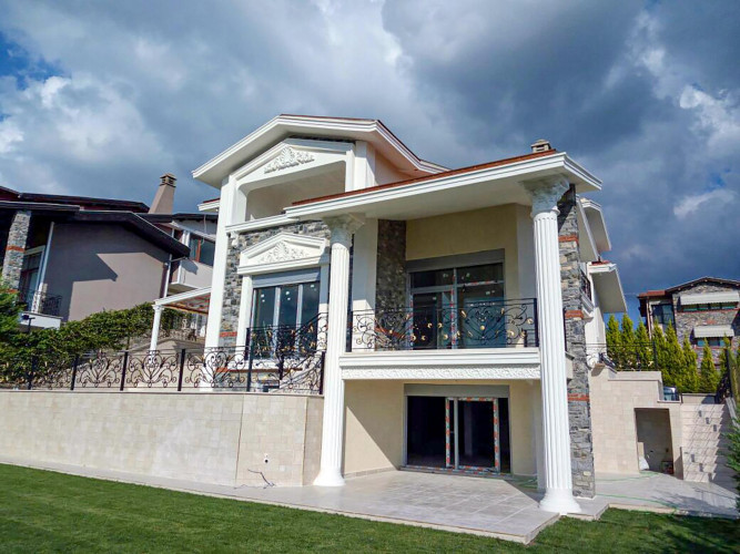 Poliüretan Kaplama ile Dış Cephe Villa Dekorasyonu: Klasik ve Modern Tasarımlar <p>

    <article>
        <h1>Poliüretan Villa Dış Cephe Giydirme: Klasik Villa Dekorasyon Modelleri</h1>
        <p>Villalarınızın dış cephesine estetik bir görünüm kazandırmak ve aynı zamanda yalıtım özelliklerinden faydalanmak istiyorsanız, poliüretan villa dış cephe giydirme sistemlerini tercih edebilirsiniz. Klasik villa dekorasyon modelleri, zarif ve gösterişli tasarımlarıyla dikkat çekerken, poliüretan malzemenin sağladığı avantajlarla birleşince hem görsel hem de işlevsel bir çözüme ulaşabilirsiniz.</p>
        <h2>Poliüretan Nedir?</h2>
        <p>Poliüretan, yüksek ısı ve ses yalıtımı sağlayan, aynı zamanda dayanıklılığı ile öne çıkan bir malzemedir. Dış cephe giydirme işlemlerinde sıklıkla tercih edilir çünkü uzun ömürlüdür ve dış etkenlere karşı mükemmel bir koruma sağlar.</p>
        <h2>Klasik Villa Dekorasyon Modelleri ve Poliüretanın Avantajları</h2>
        <p>Klasik villa dekorasyon modelleri, genellikle zarif detaylar, süslemeler ve gösterişli bir yapıya sahiptir. Poliüretan villa dış cephe giydirme sistemleri ile bu tarzın gerektirdiği tüm estetik detayları kolaylıkla yansıtabilirsiniz. Poliüretanın avantajları arasında;</p>
        <ul>
            <li>Yüksek ısı yalıtımı sağlaması,</li>
            <li>Ses yalıtımı özellikleri,</li>
            <li>Dayanıklılık ve uzun ömürlülük,</li>
            <li>Kolay uygulanabilirlik ve hızlı montaj,</li>
            <li>Çeşitli renk ve desen seçenekleri ile estetik imkanlar,</li>
            <li>Düşük bakım gereksinimi,</li>
            <li>Çevre dostu bir seçenek olması,</li>
        </ul>
        <p>yer alır.</p>
        <h2>Klasik Villalar İçin Poliüretan Dış Cephe Giydirme Tasarım Örnekleri</h2>
        <p>Klasik villalarınız için poliüretan dış cephe giydirme sistemleri, çeşitli desen, renk ve dokularla sunulmaktadır. Bu sayede, villa dış cephenize özgün bir görünüm kazandırabilir, tarihi bir dokunuş veya modern bir çizgi ekleyebilirsiniz. Poliüretan dış cephe giydirme, villanızın mimari yapısını güçlendirirken, enerji verimliliğini de artırır.</p>
        <h2>Sonuç</h2>
        <p>Klasik villa dekorasyonu ve dış cephe giydirme konusunda poliüretan, estetik ve işlevsellik açısından mükemmel bir seçenektir. Hem tarihi bir görünüm kazandırmak hem de modern detaylarla villanızı güncel tutmak istiyorsanız, poliüretan dış cephe giydirme sistemlerini değerlendirebilirsiniz.</p>
    </article>

</p><br><hr></hr>