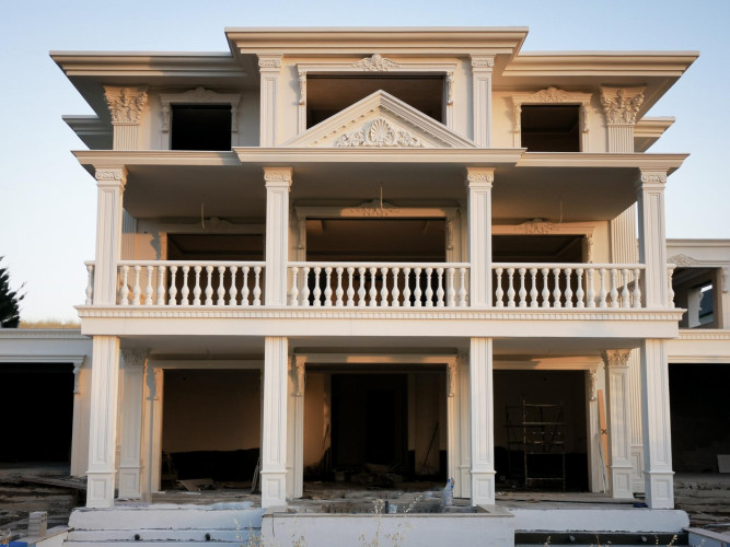 Poliüretan Kaplama ile Modern Dış Cephe Tasarımları: Villa ve Klasik Evler İçin Dekorasyon Fikirleri ve Modelleri <p>
<h1>Poliüretan Villa Dış Cephe Modelleri ve Tasarımları</h1>
<p>Günümüzde villa tasarımlarında dış cephe dekorasyonu büyük bir önem taşımaktadır. Poliüretan malzeme, dış cephe tasarımlarında sıklıkla tercih edilen bir malzeme olup, villalara hem estetik bir görünüm kazandırır hem de yalıtım özellikleriyle dikkat çeker. Bu yazımızda poliüretan villa dış cephe modelleri ve dış cephe tasarımı üzerine fikirler sunacağız.</p>
<h2>Klasik Villa Dış Cephe Dekorasyon Modelleri</h2>
<p>Klasik villa tasarımları, zarif detayları ve gösterişli yapısı ile dikkat çeker. Poliüretan malzemesi, bu tür villaların dış cephelerinde sıklıkla kullanılarak, oyma detayları, sütunlar ve dekoratif çerçeveler ile zenginleştirilebilir. Poliüretan, hafif olması ve kolay şekillendirilebilmesi sayesinde, karmaşık desenlerin bile kolayca uygulanabilmesine olanak tanır.</p>
<h3>Dış Cephe Tasarımı İçin Dekorasyon Fikirleri</h3>
<ul>
<li><strong>Renk Seçimi:</strong> Poliüretan dış cephelerde, villanızın genel mimari stilini tamamlayacak renkler tercih edilmelidir. Pastel tonlar, klasik villalar için uygun bir seçenek olabilir.</li>
<li><strong>Detaylar:</strong> Dekoratif oymalar, sütunlar ve çerçeveler, poliüretan malzemesi ile kolayca şekillendirilebilir. Bu detaylar, villanızın dış cephesine derinlik ve karakter katar.</li>
<li><strong>Yalıtım:</strong> Poliüretan, yüksek yalıtım özelliğine sahiptir. Bu sayede, dış cephe dekorasyonunuzu yaparken aynı zamanda villanızın enerji verimliliğini de artırabilirsiniz.</li>
</ul>
<p>Poliüretan dış cephe modelleri, villanıza estetik bir görünüm kazandırmanın yanı sıra, uzun ömürlü ve dayanıklı bir çözüm sunar. Dış cephe tasarımında doğru malzeme ve detay seçimi, villanızı sıradanlıktan çıkararak özgün bir yapıya kavuşturur.</p>
<footer>
<p>© 2023 Villa Dış Cephe Tasarımları. Tüm hakları saklıdır.</p>
</footer>
</p><br><hr></hr>