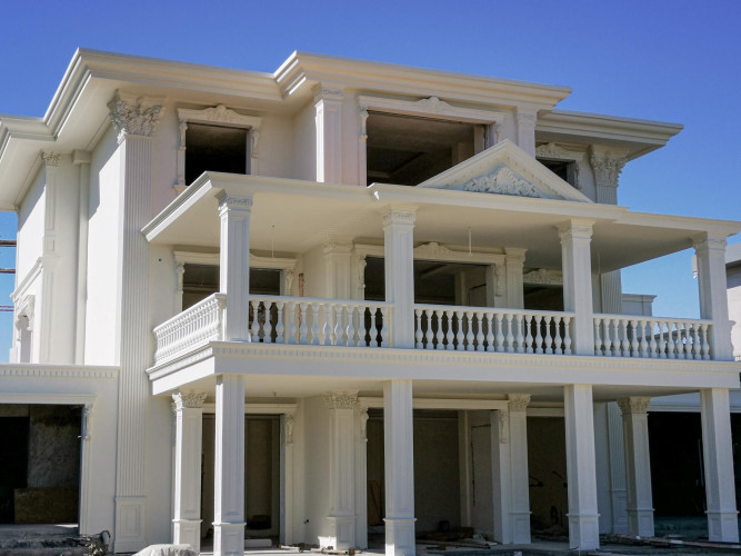 Dış Cephe Klasik Villa Dekorasyonu: Poliüretan Villa Tasarımları ve Örnek Fikirler - TURKÇE <p>
<article>
<h1>Poliüretan Villa Dış Cephe Tasarımı: Klasik Villa Dekorasyon Modelleri</h1>
<p>Dış cephe tasarımları, bir yapının estetik duruşunu önemli ölçüde etkileyen faktörlerden biridir. Klasik villa dekorasyon modelleri arasında, poliüretan malzeme kullanımı son dönemlerde popülerlik kazanmıştır. Poliüretan, hem dayanıklılığı hem de estetik esnekliği ile dikkat çeker. Bu yazıda, poliüretan kullanılarak yapılan dış cephe tasarımları ve klasik villa dekorasyon örnekleri üzerine odaklanacağız.</p>
<section>
<h2>Poliüretanın Özellikleri</h2>
<p>Poliüretan, yüksek izolasyon değerine sahip, suya ve neme karşı dirençli bir malzemedir. Bu özellikleri ile dış cephe kaplamalarında tercih edilir. Ayrıca, poliüretanın şekillendirilebilir yapısı, farklı tasarım özelliklerine ve detaylarına imkan tanır. Klasik desenler, çıta ve sütun gibi mimari detaylar kolaylıkla poliüretan ile şekillendirilebilir.</p>
</section>
<section>
<h2>Klasik Villa Dekorasyon Modelleri ve Poliüretan Kullanımı</h2>
<p>Klasik villa tasarımları, genellikle zengin detaylara, süslemelere ve gösterişli bir görünüme sahiptir. Poliüretan, bu tür detayların ekonomik ve dayanıklı bir şekilde uygulanmasını sağlar. Dış cephe kaplamalarında kullanılan poliüretan malzemeler, klasik mimari unsurları modern teknoloji ile birleştirerek, villaların hem tarihi bir görünüme sahip olmasını hem de günümüz malzeme avantajlarından faydalanmasını sağlar.</p>
<ul>
<li>Sütun ve Pilasterler: Poliüretan malzeme ile üretilen sütun ve pilasterler, klasik mimarinin vazgeçilmez unsurlarıdır.</li>
<li>Çıtalar ve Profil Detayları: Poliüretan, çıta ve profil detaylarının kolayca şekillendirilmesine olanak tanır.</li>
<li>Cephe Kaplamaları: Dayanıklı ve estetik poliüretan kaplamalar, dış cephelerde uzun ömürlü bir kullanım sunar.</li>
</ul>
</section>
<section>
<h2>Tasarım ve Uygulama Önerileri</h2>
<p>Poliüretan villa dış cephe tasarımında dikkat edilmesi gereken en önemli nokta, malzemenin doğru kullanımı ve kaliteli işçilikle uygulanmasıdır. Klasik detayların modern yorumu, villanın tarihi bir atmosfer ile modern konforu birleştirmesini sağlar. Uzman bir tasarımcı ile çalışmak, bu sürecin en önemli adımıdır.</p>
</section>
<footer>
<p>Klasik villa dekorasyonu ve dış cephe tasarımında poliüretan kullanımı, estetik ve fonksiyonelliği bir arada sunar. Bu malzeme ile villanızın dış cephesini yeniden tasarlayarak, hem dayanıklı hem de göz alıcı bir görünüme kavuşabilirsiniz.</p>
</footer>
</article>
</p><br><hr></hr>