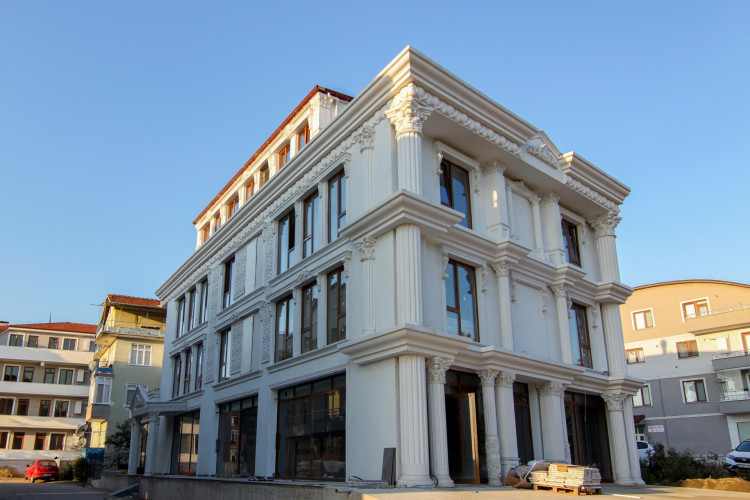 Poliüretan Otel Dış Cephe Süsleme Tasarımları: Klasik ve Modern Dekorasyon Örnekleri ile Dış Mekan Zenginleştirme Fikirleri <p>
<h1>Poliüretan Otel Dış Cephe Dekorasyon Tasarımları</h1>
<p>Poliüretan malzemesi, dış cephe dekorasyonunda sıklıkla tercih edilen, dayanıklılığı ve estetik görünümüyle ön plana çıkan bir malzemedir. Otel dış cephe dekorasyonunda kullanıldığında, binalara klasik ve zarif bir görünüm kazandırır. Bu makalede, poliüretan kullanılarak oluşturulan dış cephe dekorasyon modelleri, tasarım fikirleri ve örneklerine yer verilecektir.</p>
<h2>Poliüretan Nedir?</h2>
<p>Poliüretan, yüksek dayanıklılık sunan ve esnek yapıya sahip bir tür plastik malzemedir. Isı yalıtımı, su geçirmezlik ve darbe direnci gibi özellikleriyle dikkat çeker. Dış cephe kaplamalarında, süsleme elemanlarında ve mimari detaylarda sıkça kullanılır.</p>
<h2>Poliüretan Otel Dış Cephe Dekorasyonunun Avantajları</h2>
<ul>
<li><strong>Estetik Görünüm:</strong> Klasik ve modern tasarımların kolaylıkla uygulanabilmesi, yapıya estetik bir değer katar.</li>
<li><strong>Dayanıklılık:</strong> Hava koşullarına karşı yüksek direnç gösterir, uzun yıllar boyunca dekorasyonun korunmasına yardımcı olur.</li>
<li><strong>Kolay Uygulanabilirlik:</strong> Hafif olması ve kolay şekil alabilmesi sayesinde, uygulama süreci kısa ve pratiktir.</li>
<li><strong>Enerji Verimliliği:</strong> Isı yalıtımı özelliği sayesinde, enerji tasarrufu sağlar.</li>
</ul>
<h2>Poliüretan Otel Dış Cephe Dekorasyon Modelleri ve Örnekleri</h2>
<p>Poliüretan malzemesi ile oluşturulabilecek dış cephe dekorasyon modelleri arasında sütunlar, kabartmalar, çerçeveler ve rozetler bulunmaktadır. Bu unsurlar, binanın mimari yapısına uygun olarak tasarlanıp uygulanabilir.</p>
<h3>Klasik Tasarımlar</h3>
<p>Klasik mimariye sahip oteller için, Roma ve Yunan mimarisinden ilham alınarak tasarlanmış sütunlar, detaylı kabartmalar ve süslemeler idealdir. Bu tür unsurlar, yapıya asil ve ihtişamlı bir hava katar.</p>
<h3>Modern Tasarımlar</h3>
<p>Modern mimariye sahip oteller için ise, daha sade ve geometrik formdaki dekorasyon elemanları tercih edilir. Bu tarzda, poliüretanın esnekliği sayesinde yaratıcı ve yenilikçi tasarımlar ön plana çıkar.</p>
<p>Dış cephe dekorasyonunda poliüretan kullanımı, otellere estetik bir görünüm kazandırmanın yanı sıra, yapıyı çevresel etkilere karşı korur ve enerji verimliliğini artırır. Her iki mimari stilde de, poliüretan malzemesinin sunduğu avantajlardan yararlanarak, etkileyici ve dikkat çekici dış cephe tasarımları oluşturmak mümkündür.</p>
</p><br><hr></hr>