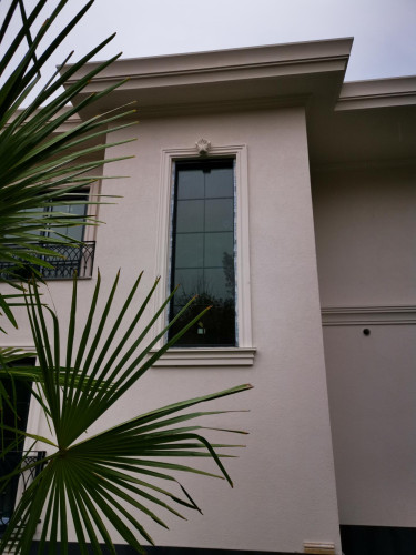 Modern ve Klasik Villa Dış Cephe Dekorasyonu: Poliüretan Söve ve Dış Cephe Modelleri Tasarım Fikirleri
Modern ve Klasik Villa Dış Cephe Dekorasyonu: Poliüretan Söve ve Dış Cephe Modelleri Tasarım F <p>
<h1>Poliüretan Lüks Villa Dış Cephe ve Söve Modelleri</h1>
<p>Günümüzde villa dekorasyonu, özellikle dış cephe tasarımı, estetik ve fonksiyonelliği bir arada sunma konusunda büyük önem taşımaktadır. Poliüretan malzemesi, hem modern hem de klasik villa dış cephe ve söve modellerinde tercih edilen bir malzeme olmuştur. Bu yazımızda, poliüretan kullanılarak oluşturulan lüks villa dış cephe ve söve modelleri üzerine odaklanacağız.</p>
<h2>Poliüretan Nedir?</h2>
<p>Poliüretan, yüksek performanslı bir plastik türüdür. Hafifliği, mükemmel yalıtım özellikleri ve esnekliği sayesinde, dış cephe kaplamalarında sıklıkla kullanılan bir malzemedir. Ayrıca, poliüretan, dış etkenlere karşı dayanıklılığı ile bilinir ve dış cephe uygulamaları için ideal bir seçenektir.</p>
<h2>Lüks Villa Dış Cephe Modelleri</h2>
<p>Lüks villalar, dış cephe tasarımlarıyla da göz kamaştırır. Poliüretan malzemesi kullanılarak yapılan dış cephe ve söve modelleri, villanıza modern veya klasik bir görünüm kazandırabilir. Bu modeller, estetik güzelliğin yanı sıra, yapıyı dış etkenlere karşı koruma özelliğine de sahiptir.</p>
<h3>Modern Villa Dış Cephe Modelleri</h3>
<p>Modern villa tasarımları, genellikle temiz hatlar ve minimalist bir estetik içerir. Poliüretan söve ve dış cephe kaplamaları, bu modern görünümü destekleyerek, villanızın çağdaş bir şıklık kazanmasını sağlar.</p>
<h3>Klasik Villa Dış Cephe Modelleri</h3>
<p>Klasik villa tasarımları, genellikle daha süslü detaylar ve geleneksel öğeler içerir. Poliüretan söve ve dış cephe kaplamaları, bu geleneksel görünümü modern bir dokunuşla birleştirerek, zamansız bir güzellik sunar.</p>
<h2>Poliüretan Söve Modelleri</h2>
<p>Poliüretan söve modelleri, dış cephe tasarımında kullanılan dekoratif elemanlardır. Pencere çevreleri, kapı üstleri ve köşe taşları gibi villa dışında çeşitli yerlerde kullanılarak, yapıya estetik bir değer katarlar. Poliüretan söveler, hafifliği ve kolay uygulanabilirliği ile ön plana çıkar.</p>
<h2>Dekorasyon Fikirleri</h2>
<p>Poliüretan dış cephe ve söve modelleri, villanızı kişiselleştirmenin ve dış mekan estetiğini yükseltmenin harika yollarından biridir. Modern veya klasik tarzınıza uygun modeller seçerek, villanızın dış görünümünü tamamen değiştirebilirsiniz. Bu malzeme, uzun ömürlü ve bakımı kolay olduğundan, yatırımınızın değerini artırır.</p>
<footer>
<p>Yenilikçi ve estetik dış cephe tasarımları için poliüretan malzemesi, lüks villalarınızı dönüştürmek için mükemmel bir seçenektir.</p>
</footer>
</p><br><hr></hr>