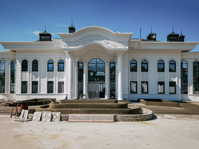 Poliüretan Dış Cephe Dekorasyonu: Saray, Villa ve Yalı İçin Klasik Süslemeler - Dış Mekan İşyeri Tasarımları ve Dekorasyon Fikirleri <p>

    <article>
        <h1>Poliüretan Dış Cephe Süsleme Dekorasyon Modelleri ve Fikirleri</h1>
        <p>Poliüretan, dış cephe süslemelerinde sıklıkla tercih edilen bir malzemedir. Saray, villa, yalı ve konak gibi yapılarda klasik ve estetik bir görünüm sağlamak amacıyla kullanılan poliüretan süslemeler, dayanıklılığı ve kolay uygulanabilirliği ile ön plana çıkmaktadır. Bu yazımızda, dış cephe dekorasyon projeleriniz için poliüretan süsleme modelleri ve tasarım fikirleri üzerine odaklanacağız.</p>
        
        <h2>Poliüretan Süslemenin Avantajları</h2>
        <p>Poliüretan malzemesi, hafifliği ve kolay şekillendirilebilir özelliği ile dikkat çeker. Ayrıca, suya ve hava koşullarına karşı yüksek direnç gösterir. Bu özellikleri sayesinde, dış cephe süslemelerinde uzun ömürlü ve estetik çözümler sunar.</p>

        <h2>Klasik Dış Cephe Süsleme Modelleri</h2>
        <p>Klasik mimariyi yansıtan saray, villa, yalı ve konak gibi yapılar için poliüretan süslemeler, zengin detaylar ve süslü motifler içerebilir. Cephe kaplamaları, sütun başlıkları, kornişler ve rozetler, klasik dış cephe tasarımında sıklıkla kullanılan poliüretan süsleme öğeleridir.</p>

        <h2>Poliüretan Süsleme Uygulama Örnekleri</h2>
        <p>Poliüretan süslemeler, çeşitli renk ve dokularda üretilebilir. Beyaz, altın sarısı veya taş görünümlü seçenekler, klasik mimariyle uyumlu şık sonuçlar yaratır. Bu süslemeler, özellikle tarihi binaların restorasyonunda ve yeni klasik yapıların inşasında tercih edilir.</p>

        <h2>Dış Cephe Dekorasyonu İçin Tasarım Fikirleri</h2>
        <p>Dış cephe dekorasyonunda poliüretan süslemelerle birlikte, doğru aydınlatma ve bitki düzenlemeleri kullanarak daha etkileyici sonuçlar elde edebilirsiniz. Aydınlatma, süslemelerin detaylarını vurgularken, bitkiler ise yapının doğal ve canlı bir görünüm kazanmasını sağlar.</p>

        <h2>Sonuç</h2>
        <p>Poliüretan dış cephe süslemeleri, saray, villa, yalı ve konak gibi yapılarda klasik ve estetik bir görünüm elde etmek için mükemmel bir seçenektir. Hafif, dayanıklı ve kolay şekillendirilebilir özellikleri ile dış cephe dekorasyon projelerinizde sıklıkla tercih edebileceğiniz bir malzemedir. Klasik mimariye uygun tasarım ve süsleme fikirleri ile yapınızı göz alıcı bir hale getirebilirsiniz.</p>
    </article>

</p><br><hr></hr>