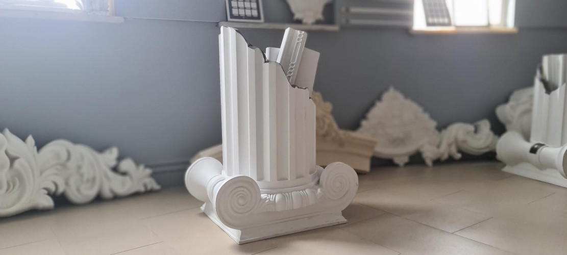 Poliüretan Sütun Başlıkları ile Saksı Tasarımı: Dış Mekan İçin Klasik ve Özel Dekorasyon Önerileri <p>
<h1>Poliüretan Saksı Tasarımları</h1>
<p>Poliüretan, hem dış hem de iç mekan dekorasyonunda sıklıkla tercih edilen, esneklik ve dayanıklılık açısından üstün özelliklere sahip bir malzemedir. Poliüretan saksı tasarımları, klasik ve özel dekorasyon modelleri arasında popüler bir seçenektir. Bu tasarımlar, estetik görünümün yanı sıra fonksiyonellikleriyle de ön plana çıkarlar.</p>
<h2>Klasik Poliüretan Saksı Modelleri</h2>
<p>Klasik poliüretan saksı modelleri, geleneksel ve zamansız tasarımlarıyla her türlü mekana kolayca uyum sağlar. Bu saksılar, genellikle dış mekanlarda, bahçelerde veya balkonlarda kullanılmak üzere tasarlanmıştır. Sağlamlıkları sayesinde uzun yıllar boyunca dayanıklılıklarını korurlar.</p>
<h2>Özel Poliüretan Saksı Tasarımları</h2>
<p>Özel poliüretan saksı tasarımları, kişisel zevklere ve özel mekan gereksinimlerine göre şekillendirilebilir. Bu saksılar, özgün renk, şekil ve boyut seçenekleriyle benzersiz bir dekorasyon imkanı sunar. İç mekanlarda kullanıldığında, mekanın genel atmosferine katkıda bulunarak, şık ve modern bir görünüm elde edilmesini sağlar.</p>
<h2>Dekorasyon Fikirleri</h2>
<p>Poliüretan saksılar, çeşitli dekorasyon fikirleri için mükemmel birer araçtır. Bu saksıları kullanarak, mekanınıza modern, klasik veya rustik bir hava katabilirsiniz. Ayrıca, bitkilerinizi sergilemek için şık ve dayanıklı bir yöntem sunarlar. Poliüretan saksılar, hem iç hem de dış mekanlarda kullanıma uygundur ve her türlü hava koşuluna karşı dirençlidir.</p>
<p>Poliüretan saksı tasarımları, dekorasyon projelerinizde estetik ve fonksiyonelliği bir arada sunan mükemmel seçeneklerdir. Klasik ve özel modelleriyle, her zevke ve ihtiyaca uygun çözümler sunarlar.</p>
</p><br><hr></hr>