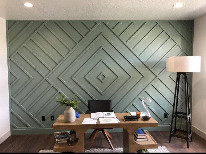 Poliüretan Salon Dekorasyon Çıtaları: Modern ve Klasik İç Mekan Tasarımları için Özel Dekorasyon Fikirleri ve Modelleri <p>

    <article>
        <h1>Poliüretan Salon Çıta Modelleri: İç Mekanlar İçin Modern Klasik Dekorasyon Fikirleri</h1>
        <section>
            <p>Salonunuzu yeniden dekore etmeyi mi düşünüyorsunuz? Poliüretan salon çıta modelleri, modern ve klasik dekorasyon stillerini bir araya getirerek, iç mekanlarınıza özel ve şık bir görünüm kazandırmak için mükemmel bir seçenektir. Hem dayanıklılığı hem de estetik çekiciliği ile bilinen poliüretan, her türlü iç mekan tasarımına uyum sağlayabilen esneklikte dekoratif çözümler sunar.</p>
        </section>
        <section>
            <h2>Modern Klasik Dekorasyon Nedir?</h2>
            <p>Modern klasik dekorasyon, modern tasarımın temiz çizgileri ile klasik dekorasyonun zarif detaylarını birleştirir. Bu stil, zamansız bir şıklık yaratmak için geçmiş ve şimdiki zamanın en iyi özelliklerini harmanlar. Poliüretan salon çıtaları, bu iki dünyanın en iyi özelliklerini bir araya getirerek, mekanlarınıza sofistike bir dokunuş ekler.</p>
        </section>
        <section>
            <h2>Poliüretan Salon Çıta Modelleri</h2>
            <p>Poliüretan salon çıta modelleri, çeşitli tasarımlara ve boyutlara sahiptir. Duvarlarınızın üst kısmında şık bir çerçeve oluşturabilir, tavan ve duvar arasındaki geçişleri daha belirgin hale getirebilirsiniz. Bu çıtalar, iç mekanlarınızda derinlik ve karakter kazandırmanın yanı sıra, modern ve klasik unsurları birleştiren bir stil yaratmanıza olanak tanır.</p>
            <ul>
                <li><strong>Geometrik Desenler:</strong> Modern bir görünüm için geometrik desenli çıtaları tercih edebilirsiniz.</li>
                <li><strong>Zarif Kıvrımlar:</strong> Daha klasik bir dokunuş için, ince işçilikle detaylandırılmış kıvrımlı çıtalar idealdir.</li>
                <li><strong>Özel Tasarımlar:</strong> Mekanınıza özgü bir tarz yaratmak istiyorsanız, özel tasarım çıtaları düşünebilirsiniz.</li>
            </ul>
        </section>
        <section>
            <h2>Dekorasyon Fikirleri</h2>
            <p>Poliüretan çıtalar ile salonunuzda benzersiz bir atmosfer yaratmak için birkaç dekorasyon fikri:</p>
            <ul>
                <li>Tavan ve duvar arasına monte edilen çıtalarla, odanın yüksekliğini vurgulayın.</li>
                <li>Duvarlarınıza sanatsal bir dokunuş katmak için çeşitli renk ve desenlerde çıtalar kullanın.</li>
                <li>Çıtaları aydınlatma elemanları ile birleştirerek, mekana dramatik bir aydınlatma efekti kazandırın.</li>
            </ul>
        </section>
        <section>
            <p>Poliüretan salon çıta modelleri, iç mekanlarınızı kişiselleştirmenin ve modern ile klasik dekorasyon stillerini zarif bir şekilde birleştirmenin mükemmel yoludur. Hem estetik hem de fonksiyonel bir değer katmak isteyenler için ideal bir seçenektir.</p>
        </section>
    </article>

</p><br><hr></hr>