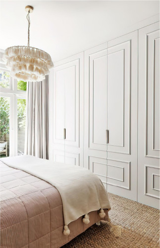 Modern ve Klasik Poliüretan Yatak Odası Dekorasyon Fikirleri: Özel Tasarım Çıta Modelleriyle İç Dekorasyon Önerileri <p>
<article>
<h1>Poliüretan Yatak Odası Çıta Modelleri: İç Modern Klasik Özel Dekorasyon Modelleri, Tasarım ve Örnekleri</h1>
<p>Yatak odası dekorasyonu, evimizin en özel alanlarından biri için estetik ve konforu bir araya getirmeyi amaçlar. Poliüretan yatak odası çıta modelleri, bu alana modern, klasik veya özgün bir hava katmak isteyenler için mükemmel seçenekler sunar. Hafifliği, dayanıklılığı ve kolay şekillendirilebilir yapısıyla poliüretan, yatak odası dekorasyon projelerinde sıklıkla tercih edilen bir malzemedir.</p>
<h2>Modern Tasarımlar</h2>
<p>Modern yatak odası dekorasyonunda sadelik ve işlevsellik ön plandadır. Poliüretan çıtalar, düz çizgileri ve minimalist detayları ile modern bir görünüm sağlar. Duvarlarda, tavanlarda veya başlıklarda kullanılabilirler. Aydınlatma ile kombinlendiğinde, sofistike bir atmosfer yaratır.</p>
<h2>Klasik Dokunuşlar</h2>
<p>Klasik dekorasyon stili, zarif detaylar ve gösterişli unsurlarla tanınır. Poliüretan çıtalar, oyma detayları ve süslemeleri ile klasik yatak odası tasarımlarına zenginlik katar. Altın veya gümüş varak kaplama seçenekleri, bu stilin asaletini vurgular.</p>
<h2>Özel Dekorasyon Fikirleri</h2>
<p>Poliüretan çıtalar, özgün dekorasyon projeleri için de idealdir. Farklı renklerde boyanabilir, özel tasarımlar oluşturmak için kesilebilir ve birleştirilebilir. Yatak odanızda kişisel zevkinizi yansıtan benzersiz bir atmosfer yaratmak için poliüretan çıtaları kullanabilirsiniz.</p>
<h2>Uygulama ve Bakım</h2>
<p>Poliüretan çıtaların montajı kolaydır ve özel alet gerektirmez. Tozlanma ve lekelere karşı dayanıklıdır, temizliği ise nemli bir bez ile kolaylıkla yapılabilir. Uzun ömürlü kullanım için, direkt güneş ışığından korunması önerilir.</p>
<h2>Sonuç</h2>
<p>Poliüretan yatak odası çıta modelleri, modern, klasik veya özel tasarımlarla yatak odanızı güzelleştirmek için mükemmel bir seçenektir. Dayanıklılığı, kolay uygulanabilirliği ve estetik çeşitliliği ile her zevke uygun çözümler sunar. Yatak odanızda bir değişiklik yapmayı düşünüyorsanız, poliüretan çıtaları keşfetmeye başlayabilirsiniz.</p>
</article>
</p><br><hr></hr>