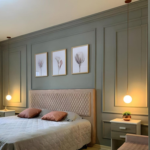 Modern Klasik İç Mekan Süslemeleri: Poliüretan Duvar Çıtaları ile Yatak Odası Dekorasyon Önerileri ve Modelleri <p>
<h1>Poliüretan Yatak Odası Modern Duvar Çıtalama Fikirleri</h1>
<p>Yatak odanızı modern ve klasik bir tarzda yeniden tasarlamak istiyorsanız, poliüretan duvar çıtaları mükemmel bir seçenek olabilir. Hem estetik hem de fonksiyonel bir çözüm sunan bu çıtalar, odanızın atmosferini tamamen değiştirebilir. İşte poliüretan yatak odası duvar çıtalama fikirleri:</p>
<h2>Minimalist Tasarım</h2>
<p>Modern bir görünüm için, düz ve sade çıtaları tercih edebilirsiniz. Bu çıtalar, yatak odanıza sofistike bir dokunuş eklerken, mekanı daha geniş ve ferah gösterir.</p>
<h2>Klasik Dokunuşlar</h2>
<p>Eğer odanıza klasik bir hava katmak istiyorsanız, süslemeli ve detaylı çıtaları seçebilirsiniz. Bu tür çıtalar, odanıza zarif bir görünüm kazandırırken, tarihi bir dokunuş da ekler.</p>
<h2>Renk ve Doku Oyunları</h2>
<p>Poliüretan çıtaları boyayarak veya özel dokular ekleyerek odanızın genel tasarımıyla uyumlu hale getirebilirsiniz. Açık renkler odanızı daha aydınlık yaparken, koyu renkler daha dramatik bir atmosfer oluşturur.</p>
<h2>LED Aydınlatma Entegrasyonu</h2>
<p>Çıtaların arkasına LED şeritler yerleştirerek modern ve fonksiyonel bir aydınlatma çözümü oluşturabilirsiniz. Bu sayede, odanızın atmosferini kolayca değiştirebilir ve farklı bir ambiyans yaratabilirsiniz.</p>
<h2>Özelleştirilmiş Tasarımlar</h2>
<p>Poliüretan çıtalar, özelleştirilebilir olmaları sayesinde her türlü yatak odası tasarımına uyum sağlar. İster modern ister klasik, çıtaları odanızın tarzına göre şekillendirebilirsiniz.</p>
<p>Yatak odanızı yeniden tasarlarken, poliüretan duvar çıtaları hem estetik hem de pratik bir çözüm sunar. Modern veya klasik, her tarza uygun çıta modelleri ile odanızı kendi zevkinize göre özelleştirebilirsiniz.</p>
</p><br><hr></hr>