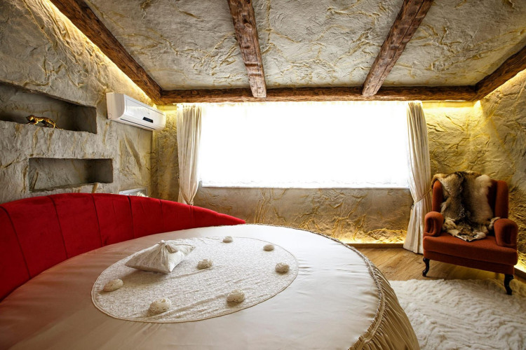 Poliüretan Köy Evi İç Mekan Dekorasyon Fikirleri: Rustik ve Klasik Tasarımlar için Özel Dekorasyon İpuçları <p>
<h1>Poliüretan Dağ Evleri İçin Rustik Klasik İç Dekorasyon Fikirleri</h1>
<p>Dağ evleri, doğanın kalbinde huzurlu bir sığınak sunar. Poliüretan malzemesi ile inşa edilen bu evler, hem dayanıklılık hem de estetik açıdan ön plana çıkar. Rustik klasik dekorasyon, bu evlerin doğal güzelliğini vurgulayarak sıcak ve davetkar bir atmosfer yaratır. İşte poliüretan dağ evleriniz için özel dekorasyon fikirleri:</p>
<h2>Rustik Mobilyalar</h2>
<p>Ahşap malzeme, rustik dekorasyonun olmazsa olmazıdır. Masif ahşap masa ve sandalyeler, antika veya el yapımı ahşap mobilyalar dağ evinizin rustik atmosferini güçlendirir.</p>
<h2>Doğal Taş ve Ahşap Detaylar</h2>
<p>Doğal taş şömine veya ahşap tavan kirişleri gibi unsurlar, klasik rustik bir görünüm sağlar. Bu ögeler, evin doğal dokusunu öne çıkarır ve sıcak bir ambiyans yaratır.</p>
<h2>Kilimler ve Halılar</h2>
<p>Yerel motiflere sahip kilimler ve halılar, zemininize renk ve sıcaklık katar. Bu aksesuarlar, rustik dekorasyona otantik bir dokunuş sağlar.</p>
<h2>Antika veya Vintage Aksesuarlar</h2>
<p>Antika lambalar, vintage tablolar veya el yapımı seramikler gibi aksesuarlar, dağ evinizin rustik şıklığını tamamlar. Bu özel parçalar, mekana karakter ve derinlik katar.</p>
<h2>Aydınlatma</h2>
<p>Doğal malzemelerden yapılmış avizeler veya demirden yapılmış sarkıt lambalar, rustik bir atmosfer yaratırken, mekanı aydınlatır.</p>
<h2>Renk Paleti</h2>
<p>Toprak tonları, yeşil, mavi ve kahverengi gibi doğal renkler, poliüretan dağ evlerinin iç dekorasyonunda tercih edilmelidir. Bu renkler, doğayla iç içe bir yaşam alanı oluşturur.</p>
<p>Poliüretan dağ evleriniz için rustik klasik iç dekorasyon, doğayla uyum içinde huzurlu ve sıcak bir ortam yaratmanın anahtarıdır. Yukarıdaki önerilerle, dağ evinizde unutulmaz anılar biriktireceğiniz bir mekan oluşturabilirsiniz.</p>
</p><br><hr></hr>