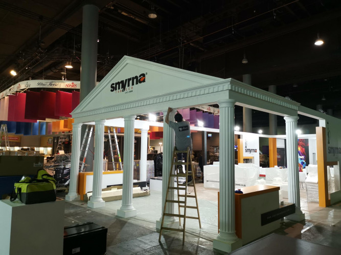 Poliüretan Fuar Standı Dekorasyonu: Klasik ve Modern Tasarım Örnekleri ile Dekorasyon İpuçları <p>
<article>
<h1>Poliüretan Fuar Stand Dekorasyon Tasarımı</h1>
<p>Fuarlar, markaların ve işletmelerin ürünlerini veya hizmetlerini tanıttıkları, sektördeki yenilikleri takip edebildikleri ve iş ağlarını genişletebildikleri önemli etkinliklerdir. Fuarlarda dikkat çekici bir stand tasarımı, markanın görünürlüğünü artırır ve ziyaretçilerin ilgisini çekmek için kritik öneme sahiptir. Bu bağlamda, poliüretan malzeme kullanılarak yapılan fuar stand dekorasyonları, estetik ve işlevsellik açısından birçok avantaj sunar.</p>
<h2>Poliüretan Malzemenin Avantajları</h2>
<ul>
<li><strong>Hafiflik:</strong> Poliüretan, hafif bir malzeme olması sebebiyle taşıma ve montaj işlemleri kolaydır.</li>
<li><strong>Dayanıklılık:</strong> Yüksek darbe direncine sahip olan poliüretan, uzun süreli kullanımlar için idealdir.</li>
<li><strong>Esneklik:</strong> Farklı şekiller ve tasarımlar, poliüretanın esnek yapısı sayesinde kolaylıkla oluşturulabilir.</li>
<li><strong>Estetik Görünüm:</strong> Poliüretan, pürüzsüz yüzeyler ve detaylı işçilik için mükemmel bir seçenektir.</li>
</ul>
<h2>DIŞ KLASİK ve KLASİK FUAR Dekorasyon Modelleri</h2>
<p>DIŞ KLASİK ve KLASİK fuar stand dekorasyon modelleri, markanızın prestijini ve profesyonelliğini ön plana çıkarır. Poliüretan malzeme kullanılarak tasarlanan bu modeller, ziyaretçiler üzerinde kalıcı bir izlenim bırakmanızı sağlar. Özelleştirilebilir yapıları sayesinde her türlü fuar alanına ve marka imajına uyum sağlayabilir.</p>
<h3>Dekorasyon Fikirleri</h3>
<p>Poliüretan malzeme ile oluşturulacak fuar standlarında, ışıklandırma detayları, renk seçimleri ve markanın logosu gibi unsurlar önem taşır. Ayrıca, ürün veya hizmetinizi en iyi şekilde sergileyecek vitrin alanları ve interaktif ekranlar kullanılabilir. Bu detaylar, standınızın işlevselliğini artırırken, estetik bir görünüm de sağlar.</p>
</article>
</p><br><hr></hr>