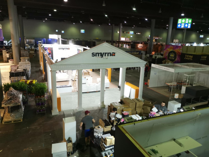 Poliüretan Fuar Standı Tasarımı: Dış Mekan için Klasik Dekorasyon Örnekleri ve Fikirler <p>
<h1>Poliüretan Fuar Stand Tasarım Fikirleri ve Klasik Fuar Dekorasyon Modelleri</h1>
<p>Fuarlar, markaların ürünlerini ve hizmetlerini tanıttıkları, sektördeki yerlerini pekiştirdikleri önemli etkinliklerdir. Bu etkinliklerde dikkat çekici ve etkileyici bir stand tasarlamak, markanın görünürlüğünü artırır ve potansiyel müşterilerle etkileşim fırsatları yaratır. Poliüretan malzeme ve klasik dekorasyon modelleri kullanarak tasarlanan fuar standları, hem estetik hem de fonksiyonel avantajlar sunar.</p>
<h2>Poliüretan Fuar Standı Tasarım Fikirleri</h2>
<p>Poliüretan, hafif, dayanıklı ve esnek bir malzeme olarak fuar standı tasarımında sıkça tercih edilir. Aşağıda, poliüretan kullanılarak oluşturulabilecek bazı tasarım fikirleri yer almaktadır:</p>
<ul>
<li><strong>Modüler Tasarımlar:</strong> Poliüretan modüller kullanarak, farklı fuar ve etkinliklerde yeniden kullanılabilen esnek stand tasarımları oluşturabilirsiniz.</li>
<li><strong>Ürün Teşhir Rafları:</strong> Ürünlerinizi sergilemek için özel tasarım poliüretan raflar kullanabilirsiniz. Bu raflar, ürünlerinizi ön plana çıkarırken standınıza modern bir hava katar.</li>
<li><strong>Yenilikçi Işıklandırma:</strong> Poliüretan panellerle entegre edilmiş LED ışıklandırmalar, standınızı aydınlatır ve dikkat çekici bir atmosfer yaratır.</li>
</ul>
<h2>Klasik Fuar Dekorasyon Modelleri</h2>
<p>Klasik dekorasyon modelleri, zamanın ötesinde bir şıklık ve profesyonellik sunar. Fuar standınız için klasik dekorasyon fikirleri aşağıda sıralanmıştır:</p>
<ul>
<li><strong>Zarif Mobilyalar:</strong> Klasik tarzda tasarlanmış mobilyalar, standınıza zarif bir atmosfer katar. Ahşap detaylar ve oyma işçilikleri, klasik bir dokunuş sağlar.</li>
<li><strong>Şık Aksesuarlar:</strong> Klasik vazolar, şamdanlar veya sanat eserleri gibi aksesuarlar kullanarak standınızı zenginleştirebilirsiniz.</li>
<li><strong>Tradiyonel Renk Paletleri:</strong> Krem, altın, bordo gibi klasik renk paletlerini kullanarak, standınıza sofistike bir görünüm verebilirsiniz.</li>
</ul>
<p>Poliüretan fuar standı tasarımları ve klasik dekorasyon modelleri, markanızın fuar alanında öne çıkmasını sağlar. İnovatif ve estetik açıdan çekici bir fuar standı, potansiyel müşterilerinizle etkileşiminizi artırır ve marka imajınızı güçlendirir.</p>
</p><br><hr></hr>