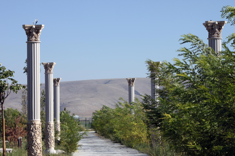 Poliüretan Sütun ve Plato Dekorasyonu: Klasik ve Modern Tasarım Örnekleri - Dekorasyon Fikirleri ve Modelleri <p>
<h1>Poliüretan Sütun Plato Tasarımı ve Dekorasyon Modelleri</h1>
<p>Poliüretan, dekoratif ve yapısal özellikleriyle öne çıkan, hem iç hem de dış mekanlarda kullanılan popüler bir malzemedir. Özellikle klasik ve dış mekan tasarımlarında tercih edilen poliüretan sütun plato tasarımları, estetik ve dayanıklılığı bir arada sunar.</p>
<h2>Dekorasyon Modelleri ve Tasarım Fikirleri</h2>
<p>Poliüretan sütun plato tasarımları, genellikle klasik mimari unsurları modern yapılarla bütünleştirmek amacıyla kullanılır. Bu tasarımlar, mekanlara zarif bir görünüm kazandırmanın yanı sıra, yapısal destek sağlama özelliğine de sahiptir.</p>
<ul>
<li><strong>Klasik Dekorasyon:</strong> Poliüretan sütunlar, antik Yunan ve Roma mimarisinden ilham alarak, mekanlara asil ve klasik bir hava katmak için idealdir.</li>
<li><strong>Dış Mekan Uygulamaları:</strong> Hava koşullarına dayanıklı olmaları sebebiyle, poliüretan sütunlar bahçe, teras ve giriş alanlarında sıkça kullanılır.</li>
<li><strong>İç Mekan Akcenteleri:</strong> Salon, antre gibi iç mekanlarda, poliüretan sütunlar estetik birer akcent olarak değerlendirilebilir.</li>
<li><strong>Özelleştirilebilir Tasarımlar:</strong> Poliüretan malzemenin esnekliği, özel tasarım ve boyutlarda sütunların üretilmesine olanak tanır.</li>
</ul>
<p>Her türlü mimari stili tamamlayabilen poliüretan sütun plato tasarımları, dayanıklılık ve estetik görünümü bir arada sunarak, dekorasyon projelerinizde fark yaratmanızı sağlar.</p>
</p><br><hr></hr>
