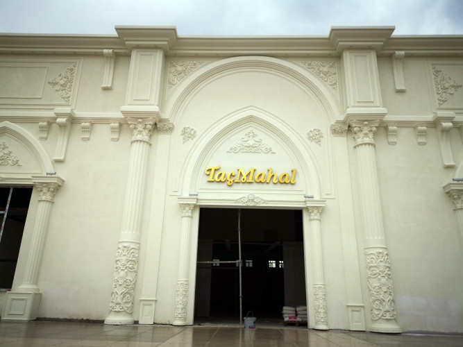 Poliüretan Dış Cephe Süslemeleri ile Klasik Düğün Salonu Dekorasyon Örnekleri ve Tasarımları <p>
<h1>Poliüretan Düğün Salonu Dış Cephe Dekorasyonu</h1>
<p>Düğün salonlarının dış cepheleri, ilk izlenim açısından büyük önem taşır. Bu nedenle, dış cephe dekorasyonunda klasik ve zarif bir görünüm elde etmek isteyenler için poliüretan malzeme ideal bir seçenektir. Poliüretan, hem dayanıklı hem de estetik açıdan zengin bir malzeme olmasıyla dikkat çeker. Aşağıda, poliüretan kullanılarak tasarlanabilecek klasik düğün salonu dış cephe dekorasyon modelleri, tasarım ve örnekleri üzerine fikirler sunulmaktadır.</p>
<h2>Dekorasyon Modelleri ve Tasarımlar</h2>
<ul>
<li><strong>Sütunlar:</strong> Poliüretan sütunlar, dış cephelere zarif bir görünüm kazandırır. Antik Yunan veya Roma mimarisinden ilham alınarak tasarlanan sütunlar, klasik bir estetik sunar.</li>
<li><strong>Cephe Kaplamaları:</strong> Poliüretan cephe kaplamaları, duvarlara zengin bir dokusal görünüm katar. Taş veya ahşap görünümlü poliüretan kaplamalar, klasik ve modern tasarımların harmanlanmasıyla dikkat çekici bir cephe yaratır.</li>
<li><strong>Kornişler ve Çıtalar:</strong> Tavan ve duvar birleşim noktalarında kullanılan poliüretan kornişler, mekana zarif bir bitiş sağlar. Çıtalar ise pencere ve kapı çevrelerini süsleyerek estetik bir görünüm sunar.</li>
<li><strong>Kapı Üstü Süslemeler:</strong> Poliüretan malzeme ile yapılan kapı üstü süslemeler, giriş alanlarını vurgulayarak daha davetkar bir atmosfer yaratır.</li>
</ul>
<h2>Dekorasyon Fikirleri</h2>
<p>Poliüretan malzemenin kullanımı, düğün salonu dış cephe dekorasyonunda sınırsız fikirler sunar. Örneğin, LED ışıklarla aydınlatılan poliüretan sütunlar geceleri etkileyici bir görünüm sağlayabilir. Ayrıca, poliüretan malzemenin kolay şekillendirilebilir özelliği sayesinde, özel tasarım motifleri ve logo çalışmaları da dış cephede kullanılabilir. Sürdürülebilirlik açısından, poliüretan malzemenin enerji verimliliğine katkısı ve uzun ömürlü olması da önemli avantajlardandır.</p>
<h2>Sonuç</h2>
<p>Klasik ve zarif bir düğün salonu dış cephe dekorasyonu için poliüretan malzemenin sunduğu avantajlar saymakla bitmez. Hem estetik hem de fonksiyonel açıdan üstün bir seçenek olan poliüretan, dış cephe dekorasyon projelerinizde tercih edebileceğiniz ideal bir malzemedir. Poliüretan kullanılarak tasarlanan dış cepheler, düğün salonunuzun prestijini artırırken, misafirlerinize de unutulmaz bir ilk izlenim sunar.</p>
</p><br><hr></hr>