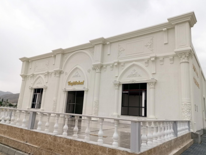 Poliüretan Dış Dekorasyon ile Klasik Düğün Salonu Tasarımları: Dekorasyon Önerileri ve Modelleri <p>
<article>
<h1>Poliüretan Dış Dekorasyon ile Klasik Düğün Salonu Tasarımları</h1>
<p>Düğün salonları, özel günleri unutulmaz kılan mekanlardır. Bu mekanların dış dekorasyonu, ilk izlenim açısından büyük önem taşır. Poliüretan dış dekorasyon malzemeleri, klasik düğün salonu tasarımlarında sıklıkla tercih edilen bir yöntemdir. Hem dayanıklı hem de estetik açıdan zengin bir görünüm sunan poliüretan, dış cephe süslemelerinde ideal bir seçenektir.</p>
<h2>Poliüretanın Avantajları</h2>
<p>Poliüretan malzemeler, hafifliği, kolay şekillendirilebilirliği ve suya dayanıklılığı sayesinde dış dekorasyon projelerinde sıkça kullanılır. Ayrıca, bu malzemeler zamanla renklerini kaybetmez ve çürüme ya da paslanma gibi sorunlarla karşılaşmazlar.</p>
<h2>Klasik Düğün Salonu Tasarım Fikirleri</h2>
<p>Klasik bir düğün salonu tasarımı için poliüretan malzemelerle zenginleştirilmiş sütunlar, kornişler ve çeşitli dış cephe süslemeleri kullanılabilir. Bu süslemeler, mekanın dış görünümüne zarif bir hava katarken, aynı zamanda tarihi bir dokunuş da sağlar. Işıklandırma ile birleştirildiğinde, bu süslemeler gece görünümünü de büyüleyici kılar.</p>
<h2>Poliüretan Dekorasyon Modelleri ve Örnekleri</h2>
<p>Poliüretan dış dekorasyon modelleri arasında, antik görünümlü sütun başlıkları, detaylı kornişler ve duvar panelleri yer alır. Bu unsurlar, düğün salonunun mimari stilini vurgulayarak, klasik ve asil bir atmosfer yaratır.</p>
<h2>Dekorasyon İpuçları</h2>
<p>Klasik bir düğün salonu dekorasyonunda, renk seçimi de önemlidir. Pastel tonlar ve altın yaldız detaylar, poliüretan süslemelerle mükemmel bir uyum sağlar. Ayrıca, doğru aydınlatma, bu detayların daha da ön plana çıkmasına yardımcı olur.</p>
<h2>Sonuç</h2>
<p>Poliüretan dış dekorasyon, klasik düğün salonları için hem pratik hem de estetik bir çözüm sunar. Bu malzemelerle yapılan dekorasyonlar, mekanı hem görsel hem de işlevsel açıdan zenginleştirir. Sonuç olarak, poliüretan kullanarak hayalinizdeki klasik düğün salonunu yaratmak mümkündür.</p>
</article>
</p><br><hr></hr>