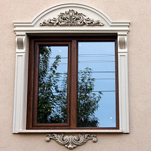 Poliüretan Pencere Çevresi Söve Tasarımları: DIŞ KLASİK ve GENEL Dekorasyon Örnekleri ile Tasarım Fikirleri <p>
<h1>Poliüretan Pencere Kenarı Söve Modelleri</h1>
<p>Poliüretan pencere kenarı söve modelleri, dış cephe dekorasyonunda klasik ve zarif bir görünüm elde etmek isteyenler için mükemmel bir seçenektir. Hem dayanıklılığı hem de estetik çeşitliliği ile ön plana çıkan bu ürünler, dış mekan tasarımlarına klasik bir hava katmanın yanı sıra, modern ve yenilikçi çizgilerle de binaların dış görünüşünü zenginleştirebilir.</p>
<h2>Dış Klasik Söve Modelleri</h2>
<p>Dış klasik söve modelleri, tarihi yapıların restorasyonu veya yeni yapılan binalarda eski zaman estetiğini yansıtmak isteyenler için idealdir. Bu modeller, detaylı işçilikleri ve gösterişli tasarımları ile dikkat çeker. Genellikle barok ve rokoko gibi dönemlerin mimari özelliklerini yansıtan bu söve modelleri, binalara asil ve estetik bir görünüm kazandırır.</p>
<h2>Klasik Genel Dekorasyon Modelleri</h2>
<p>Klasik genel dekorasyon modelleri arasında, poliüretan söve kullanımı, hem iç hem de dış mekanlarda tercih edilen bir yöntemdir. Bu modeller, mekanlara zengin bir atmosfer katarken, aynı zamanda modern malzemenin getirdiği avantajlarla uzun ömürlü ve dayanıklı çözümler sunar. Özellikle pencere çevreleri, kapı üstleri ve bina köşelerinde kullanılan söve detayları, binaların karakterini belirginleştirir.</p>
<h2>Tasarım ve Örnekler</h2>
<p>Poliüretan pencere kenarı söve modelleri, çeşitli tasarım ve örnekleriyle her türlü mimari stile uyum sağlayabilir. Minimalist çizgilerden, daha karmaşık ve süslü modellere kadar geniş bir yelpazede ürün bulunmaktadır. Bu ürünler, hem yeni binaların inşasında hem de mevcut yapıların yenilenmesinde kullanılarak, estetik ve fonksiyonel bir katkı sağlar.</p>
<h2>Dekorasyon Fikirleri</h2>
<p>Poliüretan söveler, pencere ve kapı çevrelerinde, cephelerde kullanılarak binalara estetik bir değer katar. Ayrıca, ışıklandırma ile kombin edilerek, gece görünümüne de etkileyici bir atmosfer yaratılabilir. Söve detayları, binaların mimari özelliklerini ön plana çıkarırken, aynı zamanda modern ve kullanışlı bir dekorasyon çözümü sunar.</p>
</p><br><hr></hr>