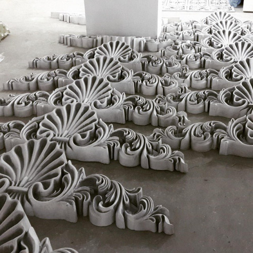 Poliüretan Taç ve Pediment Modelleri: Klasik ve Villa Dekorasyon Fikirleri ve Tasarımları <p>
<h1>Poliüretan Pedimentler ve Taç Modelleri</h1>
<p>Poliüretan pedimentler ve taçlar, klasik ve klasik villa dekorasyonlarında sıkça tercih edilen dekoratif unsurlardır. Estetik ve dayanıklılığı bir arada sunan bu ürünler, iç ve dış mekanların görsel zenginliğini artırmada önemli bir role sahiptir.</p>
<h2>Dekorasyon Modelleri ve Tasarımları</h2>
<p>Çeşitli dekorasyon modelleri arasında, poliüretan pediment ve taçlar özellikle klasik tarzı benimseyen yapılar için vazgeçilmez elementlerdir. Bu ürünler, farklı desen ve boyutlarda üretilerek her türlü mimari yapıya uyum sağlayabilir.</p>
<h3>Tasarım ve Örnekleri</h3>
<ul>
<li><strong>Klasik Pedimentler:</strong> Geleneksel mimari unsurları modern yapılarla buluşturan klasik pedimentler, kapı ve pencere üstlerini süsleyerek zarif bir görünüm kazandırır.</li>
<li><strong>Villa Taçları:</strong> Lüks villaların dış cephesine prestijli bir hava katan villa taçları, özel tasarım ve motiflerle öne çıkar.</li>
<li><strong>Söve Taç Modelleri:</strong> Binaların dış cephelerinde kullanılan söve taçlar, dayanıklı yapısıyla dikkat çekerken estetik bir görünüm de sunar.</li>
</ul>
<h3>Dekorasyon Fikirleri</h3>
<p>Poliüretan pediment ve taç kullanımıyla ilgili dekorasyon fikirleri, yapıların mimari özelliklerine göre farklılık gösterebilir. Örneğin, klasik bir villanın dış cephesinde kullanılacak ağır ve detaylı taç modelleri, yapının görkemini ön plana çıkarabilir. Modern bir apartman dairesinde ise daha sade ve şık pedimentler tercih edilerek minimal bir estetik sağlanabilir.</p>
<p>Her iki durumda da, poliüretan pediment ve taçların kullanımı, mekanlara özgün bir karakter kazandırırken, aynı zamanda uzun ömürlü ve pratik bir dekorasyon çözümü sunar.</p>
</p><br><hr></hr>