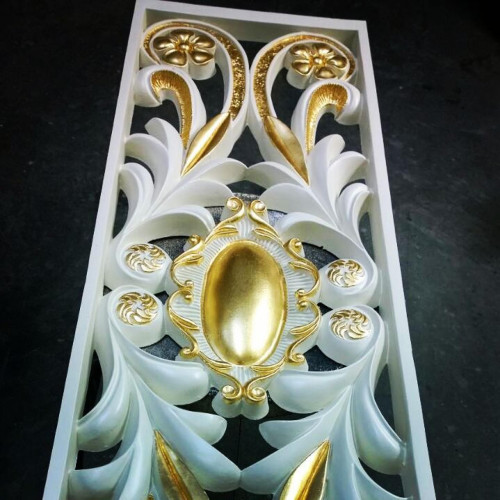 Poliüretan Boya ile Süslenmiş Dekoratif Panel Tasarımları - Klasik ve Villa Dekorasyon Fikirleri <p>
<h1>Poliüretan Boyanabilir Dekupe Panel Dekorasyon Fikirleri</h1>
<p>Poliüretan boyanabilir dekupe paneller, ev ve ofislerinize klasik ve modern bir hava katmak için mükemmel bir seçenektir. Özellikle klasik villa tarzı dekorasyonları tercih edenler için ideal olan bu paneller, dayanıklılıkları ve kolay uygulanabilirlikleri ile ön plana çıkarlar.</p>
<h2>Neden Poliüretan Dekupe Panel Kullanmalısınız?</h2>
<p>Poliüretan paneller, hafif olmalarının yanı sıra yüksek dayanıklılığa sahiptirler. Nem ve suya karşı oldukça dirençli olan bu malzeme, uzun yıllar boyunca dekorasyonunuzun bir parçası olabilir. Ayrıca, boyanabilir olmaları sayesinde, iç mekanınızın renk şemasına kolaylıkla uyum sağlayabilirler.</p>
<h2>Dekorasyon Fikirleri</h2>
<p>Klasik villa dekorasyon modellerinde, poliüretan dekupe paneller genellikle duvar süslemeleri, tavan rozetleri, sütun kaplamaları ve kapı çevrelerinde kullanılır. Bu paneller, mekanınıza zarif bir dokunuş eklemenin yanı sıra, derinlik ve karakter de katar.</p>
<h3>Tasarım Örnekleri</h3>
<ul>
<li><strong>Duvar Dekorasyonu:</strong> Duvarlarınızda kullanacağınız dekupe paneller ile geometrik desenler veya klasik motifler yaratarak, odanızın atmosferini değiştirebilirsiniz.</li>
<li><strong>Tavan Dekorasyonu:</strong> Tavanlar, genellikle dekorasyonda göz ardı edilen bir alan olsa da, poliüretan panellerle tavanınıza zarif bir görünüm kazandırabilirsiniz.</li>
<li><strong>Kapı Çevreleri:</strong> Kapı çevrelerinizi süsleyerek, girişlerinize ve odalarınıza şık bir giriş yaratabilirsiniz.</li>
</ul>
<h2>Sonuç</h2>
<p>Poliüretan boyanabilir dekupe paneller, hem modern hem de klasik dekorasyon projelerinizde kullanabileceğiniz çok yönlü bir malzemedir. Kullanım alanı geniş olan bu paneller ile yaratıcılığınızı serbest bırakabilir ve mekanlarınıza özgün bir hava katabilirsiniz.</p>
</p><br><hr></hr>