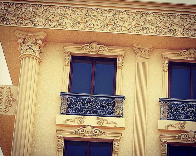 Dış Mekan İçin Poliüretan Söve Dekorasyonu: Klasik ve Modern İş Yeri Tasarımları - İnspirasyon Fikirleri <p>
<h1>Poliüretan Bina Dış Cephe Söve Modelleri ve Dekorasyon Fikirleri</h1>
<p>Günümüzde binaların dış görünüşü, estetik ve koruma açısından büyük önem taşımaktadır. Poliüretan bina dış cephe söve modelleri, hem klasik hem de modern işyerlerinin dış dekorasyonunda sıklıkla tercih edilen bir çözüm haline gelmiştir. Bu makalede, poliüretan dış cephe söve modellerinin avantajlarından, çeşitlerinden ve uygulama örneklerinden bahsedeceğiz.</p>
<h2>Poliüretan Söve Modellerinin Avantajları</h2>
<ul>
<li><strong>Hafiflik:</strong> Poliüretan malzemesi, hafif olması sayesinde montajı kolay ve hızlıdır.</li>
<li><strong>Dayanıklılık:</strong> Su, nem, rutubet gibi dış etkenlere karşı yüksek direnç gösterir.</li>
<li><strong>Estetik:</strong> Çeşitli tasarımlar ve dokularla, her türlü bina cephesine uyum sağlayabilir.</li>
<li><strong>Isı Yalıtımı:</strong> Isı kaybını azaltarak enerji tasarrufu sağlar.</li>
</ul>
<h2>Klasik ve Klasik İşyeri Dış Cephe Dekorasyon Modelleri</h2>
<p>Klasik tarzı sevenler için poliüretan söve modelleri, binaların dış cephesine zarif bir görünüm kazandırır. Bu modeller, detaylı işçilik ve süslemeleriyle dikkat çeker. İşyerleri için de benzersiz bir dış cephe tasarımı sunar.</p>
<h3>Tasarım ve Örnekler</h3>
<p>Poliüretan dış cephe söve modelleri arasında; sütun kaplamaları, pencere çevrelemeleri, çatı saçak süslemeleri ve duvar panelleri gibi birçok farklı tasarım bulunmaktadır. Her biri, binalara özgün bir karakter ve estetik katmak için özenle tasarlanmıştır.</p>
<h3>Dekorasyon Fikirleri</h3>
<p>Bir binanın dış cephesini yenilerken veya tasarlarken, poliüretan söve kullanımı modern ve klasik tarz arasında mükemmel bir köprü görevi görür. Örneğin, modern bir binanın dış cephesine klasik detaylar ekleyerek benzersiz bir kontrast yaratılabilir veya tam tersi, klasik bir binanın dışını modernize ederek tarihi bir yapıya çağdaş bir dokunuş katılabilir.</p>
<h2>Sonuç</h2>
<p>Poliüretan bina dış cephe söve modelleri, estetik, dayanıklılık ve işlevsellik açısından ideal bir seçenektir. Klasik ve modern tasarımlar arasında geniş bir yelpazede sunulan bu modeller, her türlü ihtiyaca ve zevke hitap edebilir. Dış cephe dekorasyonunda kalite ve zarafeti bir araya getirmek isteyenler için poliüretan söveler mükemmel bir tercihtir.</p>
</p><br><hr></hr>