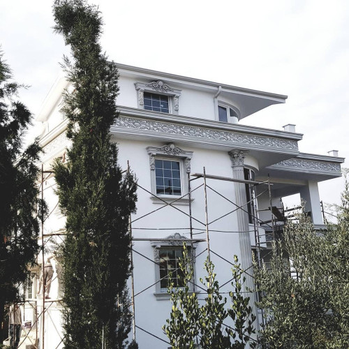 Dış Cephe Poliüretan Villa Süslemeleri: Klasik ve Modern Tasarımlar için Dekorasyon İpuçları ve Örnekleri <p>
<h1>Poliüretan Villa Dış Cephe Klasik Dekorasyon Modelleri, Tasarım ve Örnekleri</h1>
<p>Poliüretan villa dış cephe klasik dekorasyon, estetik ve dayanıklılığı bir araya getirerek villalarınıza zamanüstü bir görünüm kazandırır. Bu dekorasyon stili, özellikle tarihi dokuya sahip veya klasik mimari detayları ön plana çıkarmak isteyen villa sahipleri için idealdir. Poliüretan malzemesi, hafifliği, yüksek izolasyon özellikleri ve kolay şekillendirilebilir yapısı ile dış cephe dekorasyonunda sıkça tercih edilmektedir.</p>
<h2>Poliüretan Villa Dış Cephe Dekorasyonunun Avantajları</h2>
<ul>
<li><strong>Estetik Görünüm:</strong> Klasik detaylar ve süslemelerle zenginleştirilmiş poliüretan paneller, villanızın dış cephesine şık bir görünüm kazandırır.</li>
<li><strong>Dayanıklılık:</strong> Poliüretan, suya, neme ve çeşitli hava koşullarına karşı yüksek direnç gösterir, böylece dış cephe uzun yıllar boyunca korunur.</li>
<li><strong>Enerji Verimliliği:</strong> Poliüretanın yüksek izolasyon özelliği sayesinde, enerji tasarrufu sağlar ve ısıtma-soğutma maliyetlerini düşürür.</li>
<li><strong>Kolay Uygulanabilirlik:</strong> Hafif ve kolay şekillendirilebilir yapısıyla poliüretan paneller, montajı kolay ve hızlı bir alternatiftir.</li>
</ul>
<h2>Poliüretan Villa Dış Cephe Dekorasyon Fikirleri</h2>
<p>Poliüretan malzemesi kullanılarak yapılan dış cephe dekorasyonunda, sütun kaplamaları, pencere çerçeveleri, saçak detayları ve duvar panelleri gibi birçok klasik detayı villa tasarımınıza ekleyebilirsiniz. Bu süslemeler, villanızın genel mimari tarzıyla uyumlu olacak şekilde özelleştirilebilir.</p>
<p>Özellikle, antik taş görünümü veren poliüretan paneller veya klasik dönemlerden ilham alınarak tasarlanmış dekoratif sütun ve kornişler, villanıza asil bir hava katar. Bu detaylar, modern teknolojinin sunduğu avantajlarla klasik mimari estetiğini birleştirerek, hem görsel hem de işlevsel bir dış cephe dekorasyonu sağlar.</p>
<h2>Sonuç</h2>
<p>Poliüretan villa dış cephe klasik dekorasyon, villalarınızı estetik ve işlevsel açıdan zenginleştirirken, aynı zamanda enerji verimliliği ve dayanıklılık gibi pratik avantajlar sunar. Klasik ve zamanüstü bir görünüm arzulayan villa sahipleri için ideal bir seçenektir.</p>
</p><br><hr></hr>