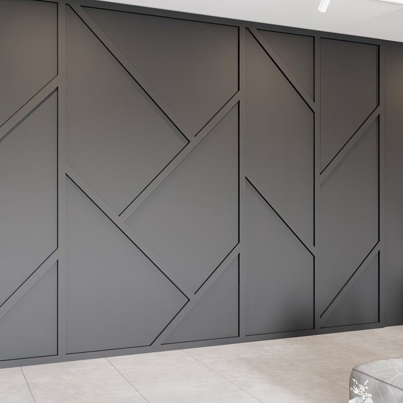 Koyu antrasit duvarda P851350 poliüretan çıta ile yapılmış geometrik salon duvar kaplama dekorasyonu.