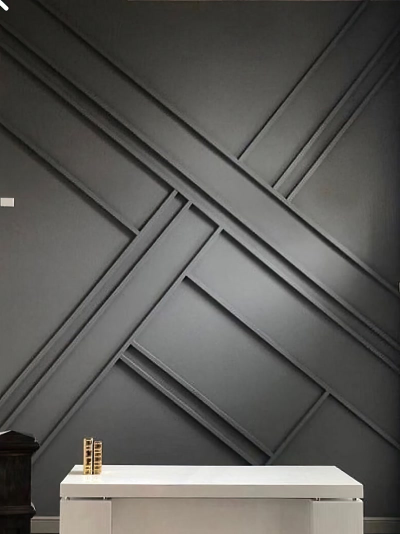 Antrasit renge boyanmış asimetrik geometrik poliüretan duvar çıtaları ve önünde minimalist beyaz konsol masa.