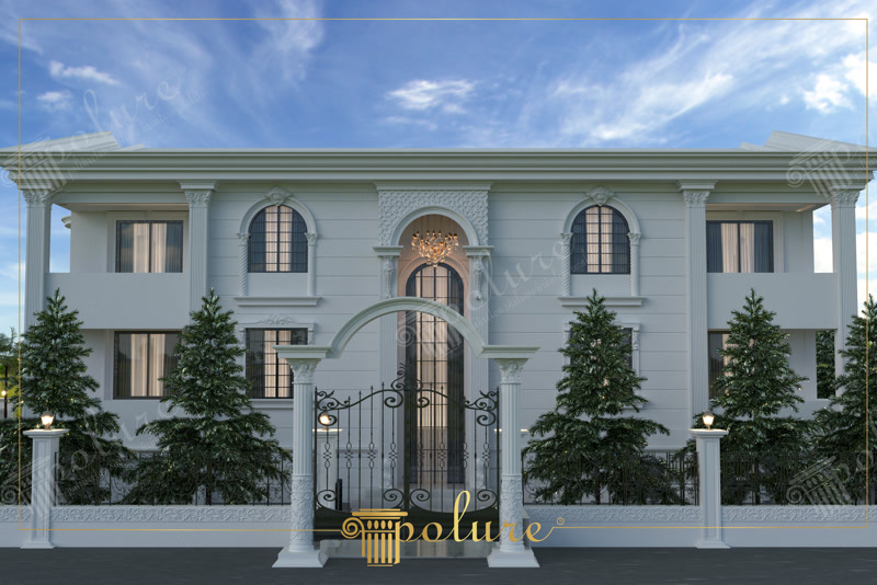 Poliüretan sütun, söve ve payanda detaylarıyla kaplanmış iki katlı beyaz villa dış cephe dekorasyonu.