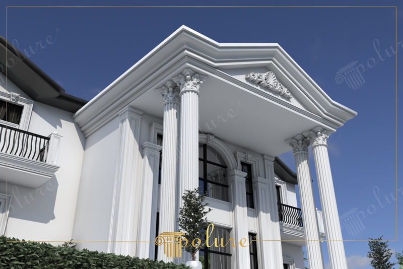 İki katlı villa girişinde kullanılan poliüretan oluklu sütunlar, korint sütun başlıkları ve oymalı alinlik dekoru.