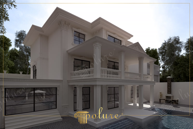 Klasik stil poliüretan sütunlar, balkon korkulukları ve pencere söveleri ile kaplanmış beyaz villa dış cephesi