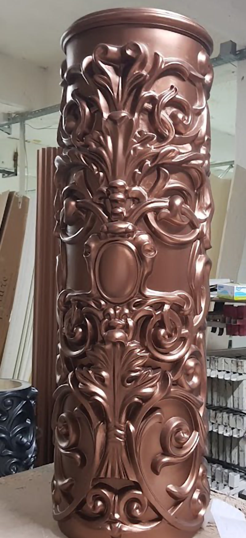 Bronz renk boyalı kabartma desenli P5540 poliüretan dekoratif sütun modeli ve atölye imalat görseli.
