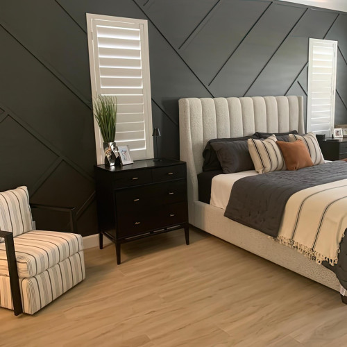 Modern ve Klasik Salonlar İçin Poliüretan Duvar Çıtası Dekorasyonu: Tasarım Örnekleri ve Fikirleri <p>

    <h1>Poliüretan Salon Duvar Çıtası Modelleri ve Dekorasyon Fikirleri</h1>
    <p>Salon dekorasyonunda şıklık ve estetik bir görünüm kazandırmak için poliüretan duvar çıtaları sıklıkla tercih edilmektedir. Hem modern hem de klasik salon dekorasyonlarında kullanılabilen bu çıtalar, mekanlara zengin bir atmosfer katmaktadır. İç mekan tasarımında önemli bir yer tutan poliüretan salon duvar çıtası modelleri, farklı boyut, desen ve renk seçenekleri ile her zevke hitap edebilmektedir.</p>

    <h2>Modern Salon Dekorasyonu İçin Poliüretan Çıta Modelleri</h2>
    <p>Modern salon dekorasyonunda sade, şık ve minimalist detaylar ön plana çıkar. Bu bağlamda, düz ve geometrik desenlere sahip poliüretan çıta modelleri, modern bir salonun vazgeçilmez parçaları arasında yer alır. Beyaz, gri gibi nötr renkler, modern bir görünüm için ideal seçeneklerdir.</p>

    <h2>Klasik Salon Dekorasyonu İçin Poliüretan Çıta Modelleri</h2>
    <p>Klasik salon dekorasyonu, daha çok detay ve süsleme içerir. Bu nedenle, kabartmalı ve motifli poliüretan çıta modelleri klasik salonlar için uygundur. Altın, krem ve beyaz gibi renkler, klasik bir salonun zarifliğini vurgulamak için tercih edilebilir.</p>

    <h2>Poliüretan Çıta Montajı ve Bakımı</h2>
    <p>Poliüretan çıtalar, hafifliği ve kolay işlenebilirliği sayesinde montajı oldukça pratiktir. Genellikle yapıştırıcı veya çivi ile kolayca monte edilebilirler. Bakımı da oldukça basittir; nemli bir bez ile silinerek temizlenebilirler.</p>

    <h2>Dekorasyon Fikirleri</h2>
    <p>Salonunuzun duvarlarında poliüretan çıtaları kullanarak, duvar kağıdı veya boyayla harmanlayabilirsiniz. Ayrıca, duvar çıtalarını zeminle veya tavanla uyumlu bir şekilde seçerek bütünlüklü bir dekorasyon elde edebilirsiniz. Işıklandırma ile çıtaların üzerindeki detaylar vurgulanarak, mekana derinlik ve estetik bir hava katabilirsiniz.</p>

    <p>Salonunuzda fark yaratmak ve şık bir atmosfer oluşturmak için poliüretan salon duvar çıtası modellerinden yararlanabilirsiniz. Hem modern hem de klasik tasarımlarıyla, her tarza uygun seçenekler sunan bu çıtalar, salon dekorasyonunuzu bir üst seviyeye taşıyacaktır.</p>

</p><br><hr></hr>